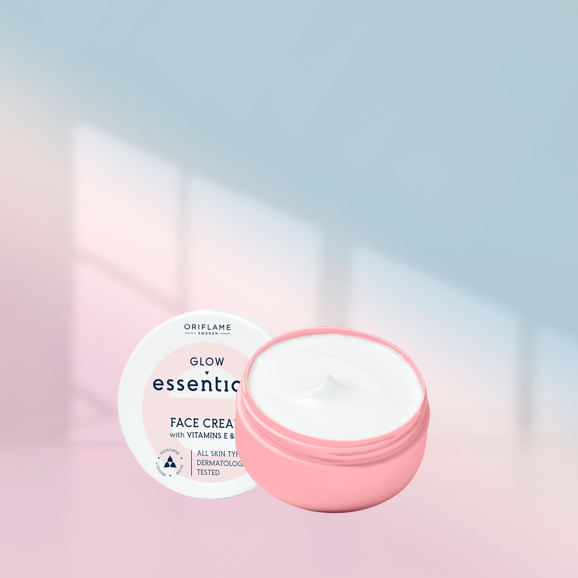 Một hộp màu hồng chứa kem màu trắng bên trong.