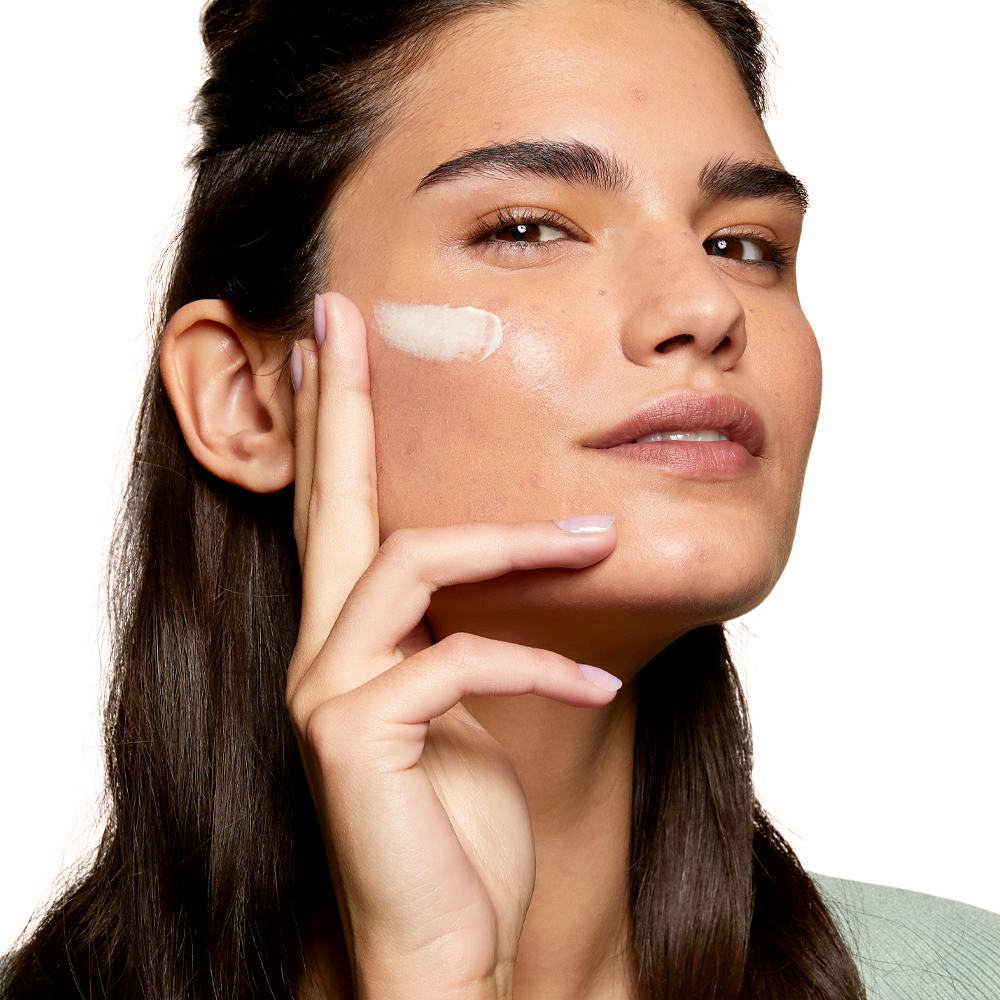 Một phụ nữ có kem trên mặt