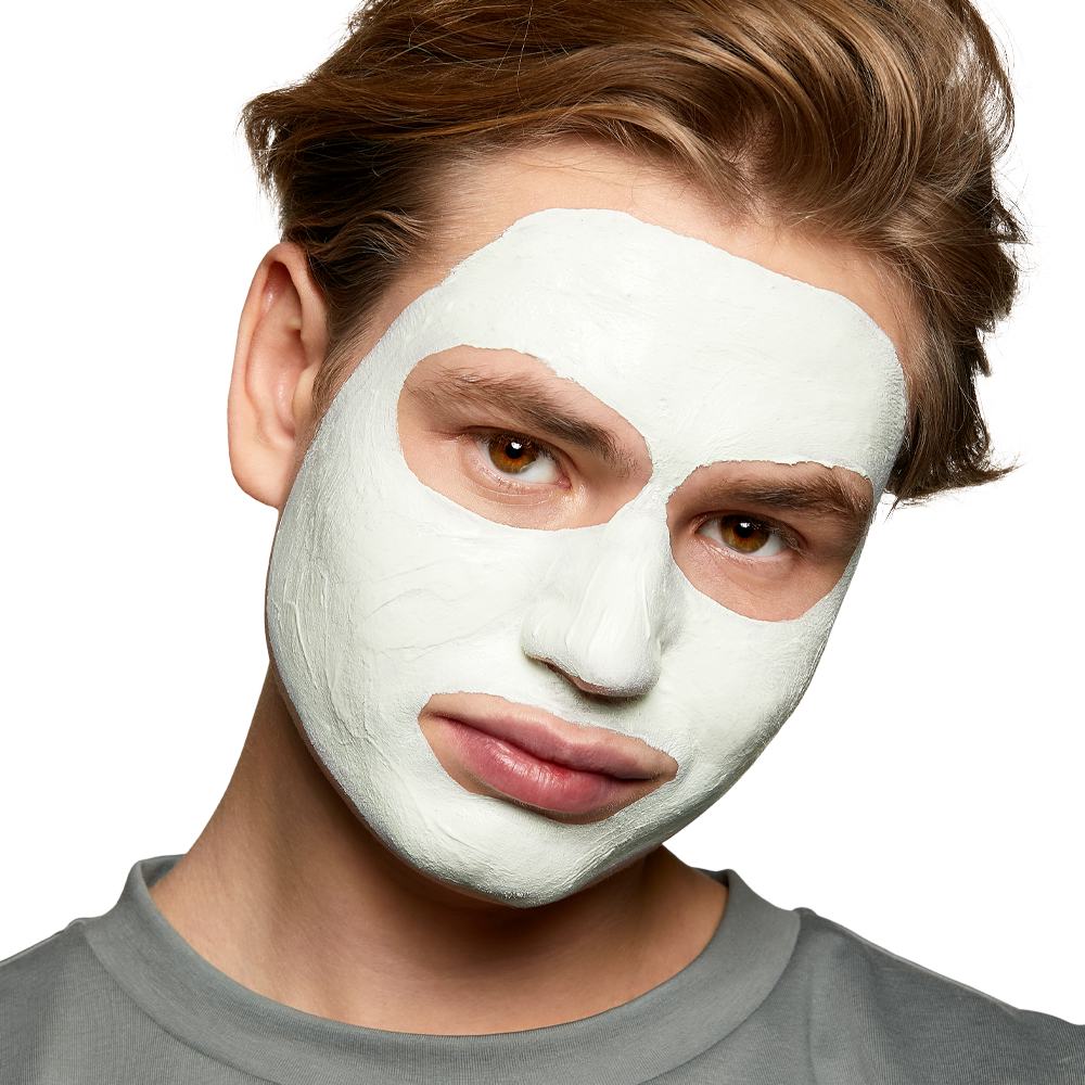 Một người đàn ông đeo mặt nạ trắng trên mặt.