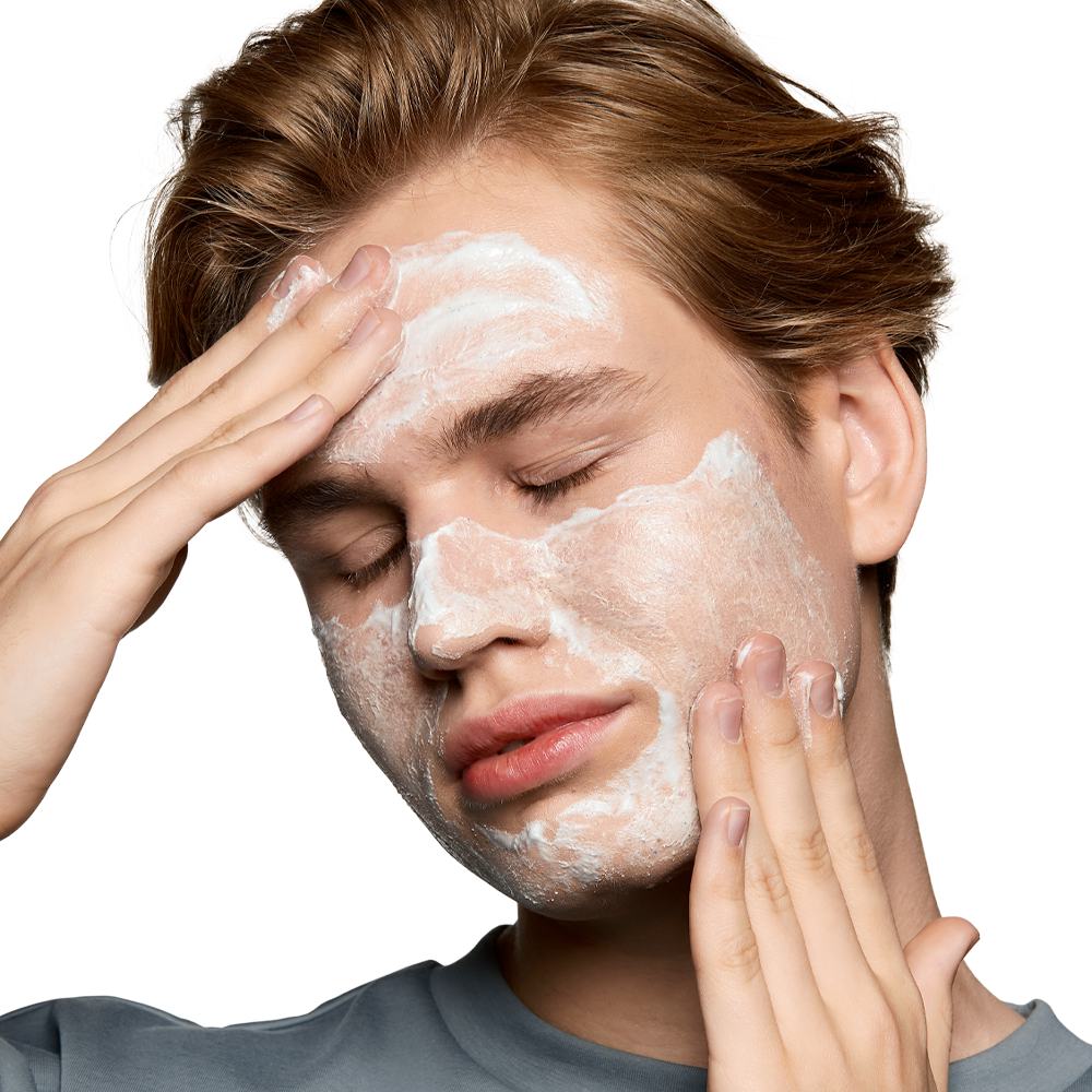 Một người đàn ông có bọt trắng trên mặt