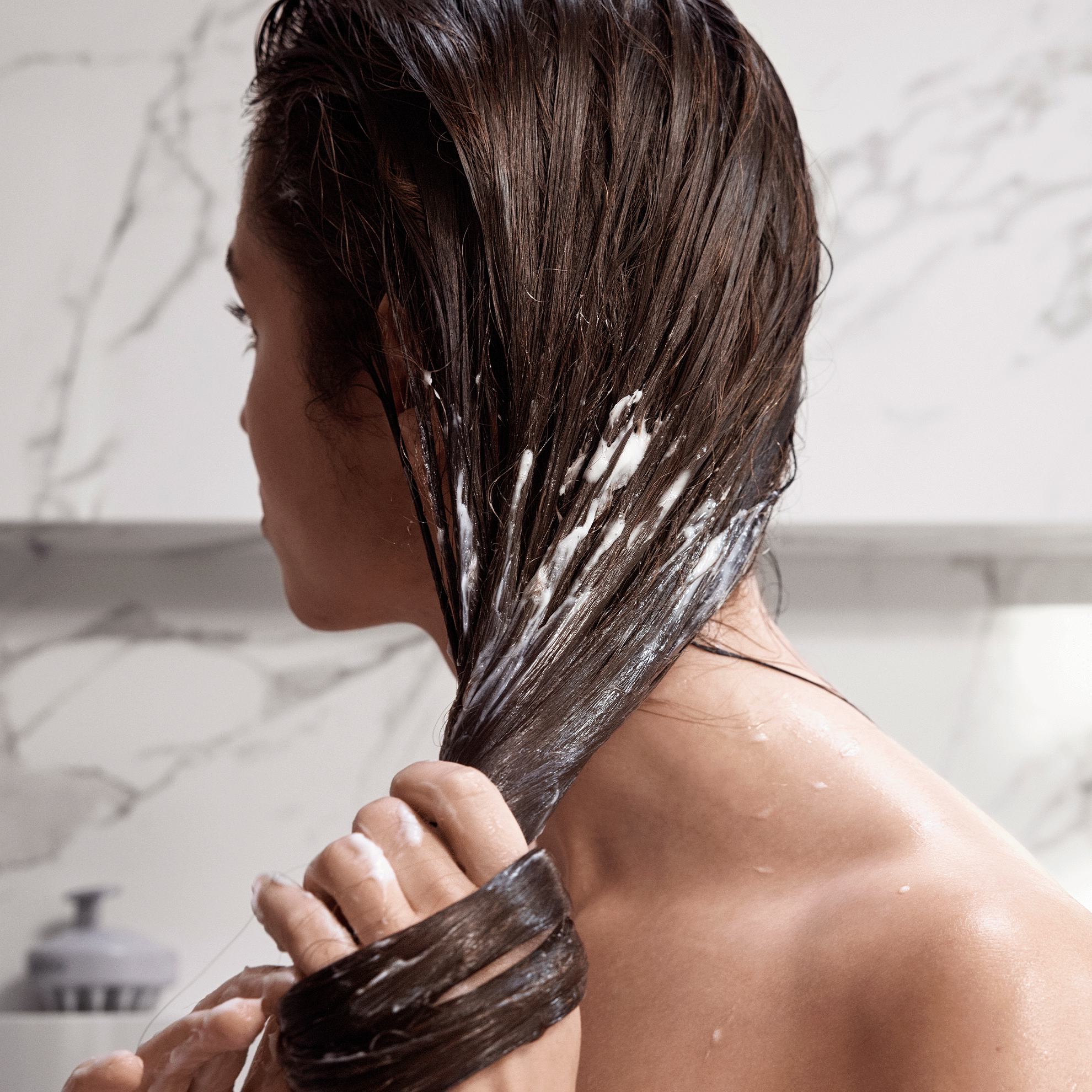 Một phụ nữ đang gội đầu