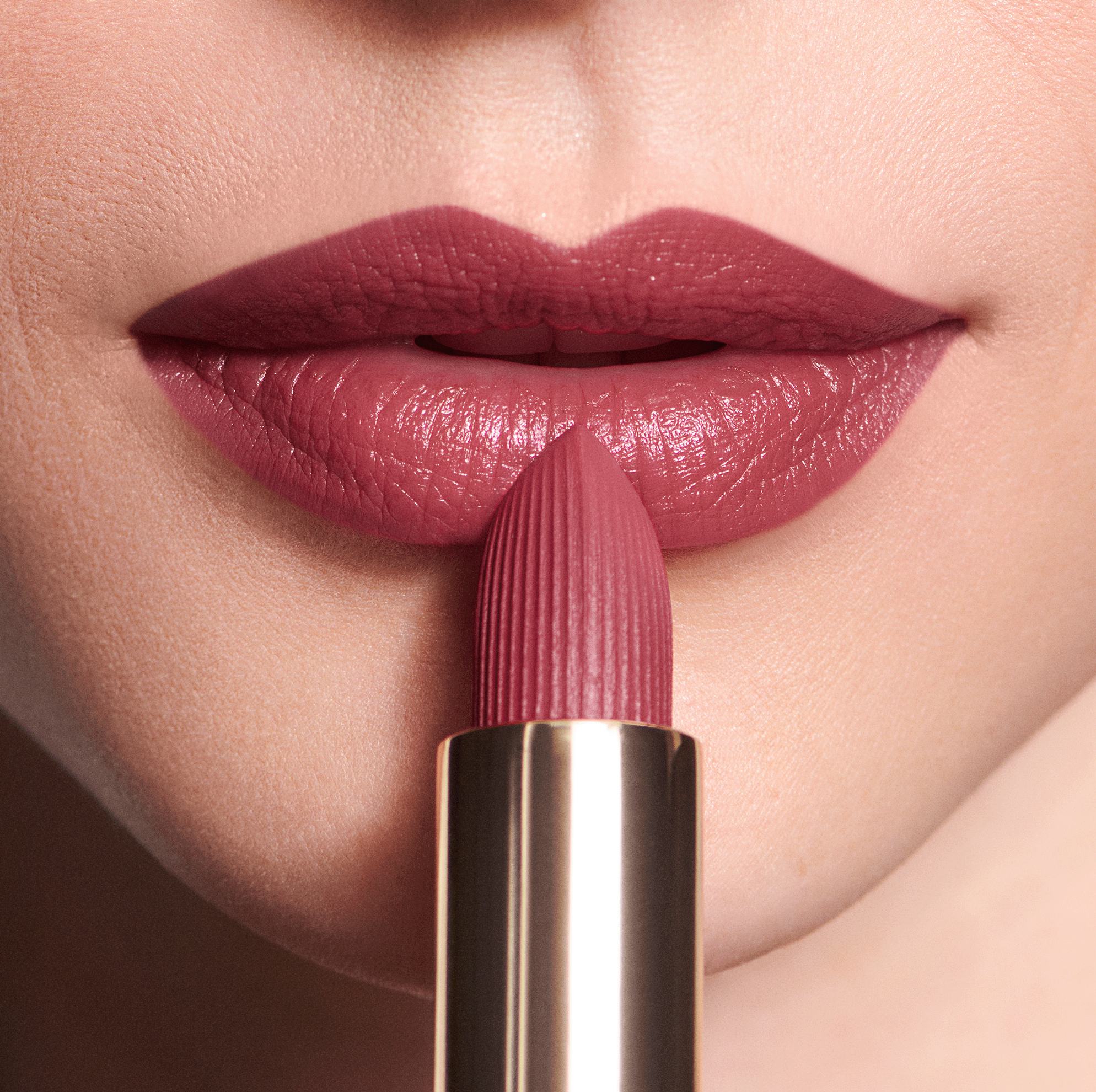 Một bức ảnh cận cảnh đôi môi của một người phụ nữ