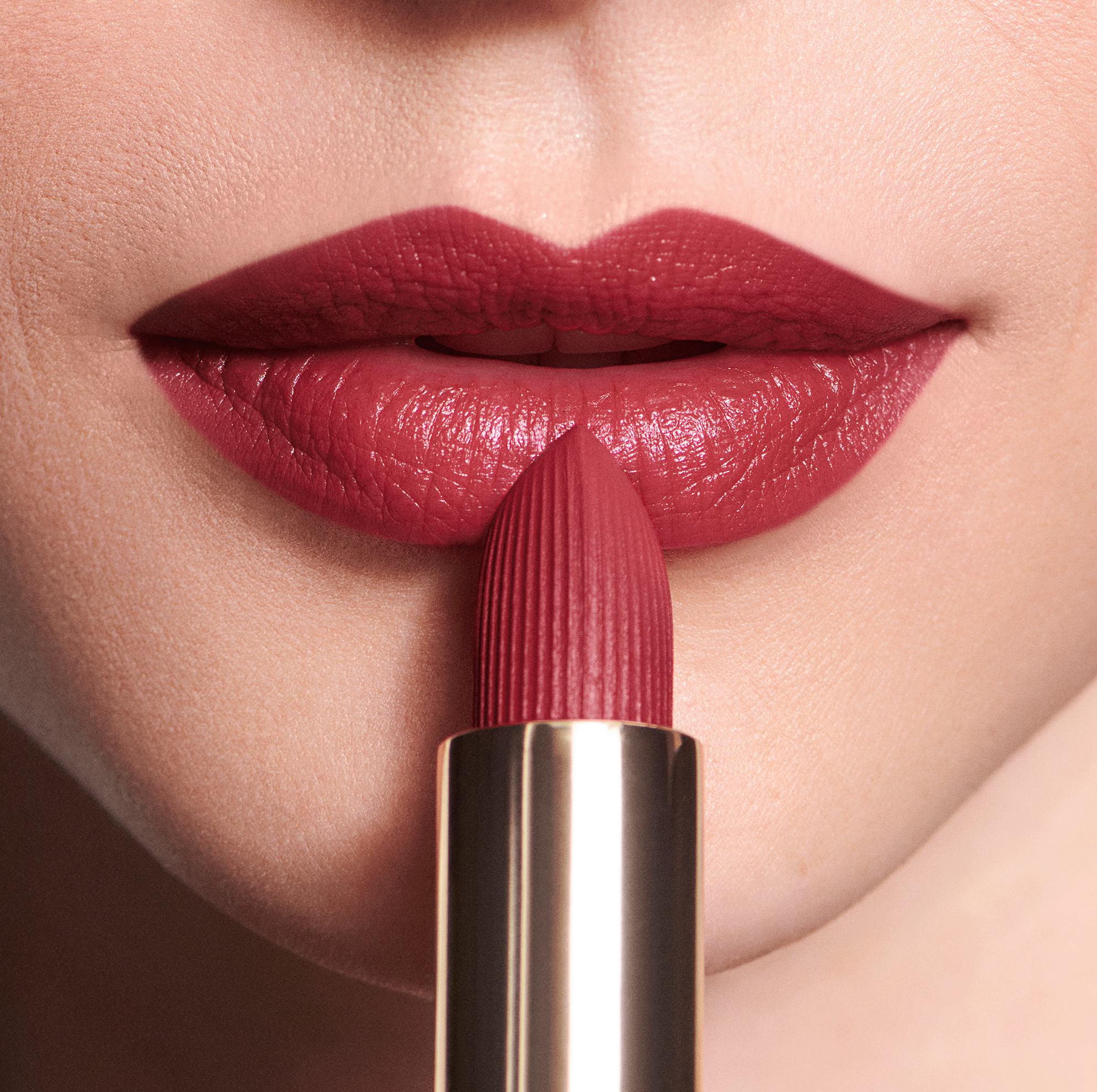 Một bức ảnh cận cảnh đôi môi của một người phụ nữ