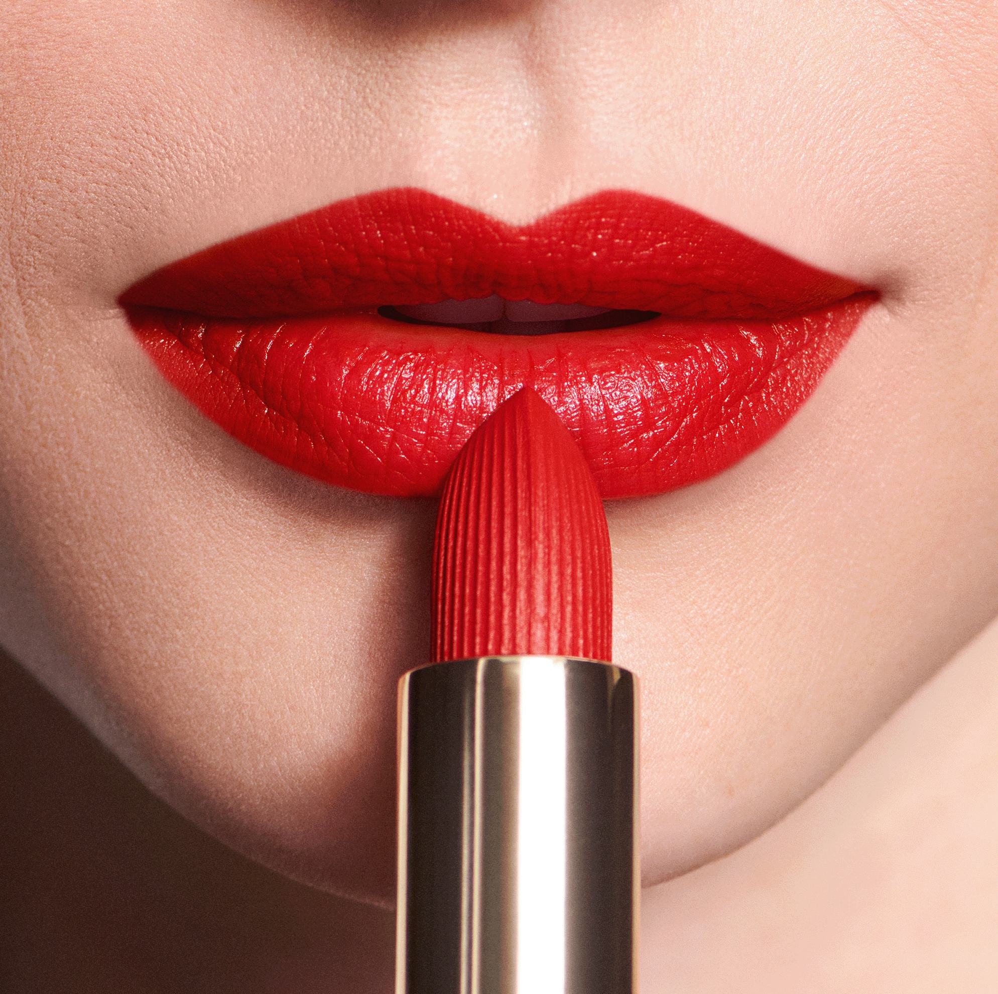 Một bức ảnh cận cảnh đôi môi của một người phụ nữ