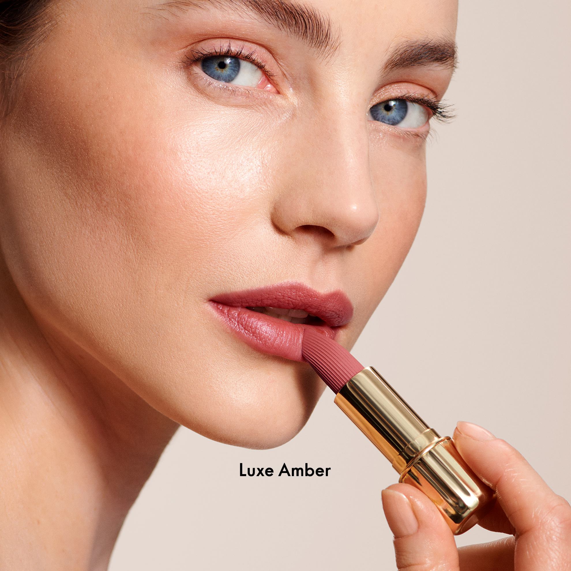 Một phụ nữ đang thoa son môi