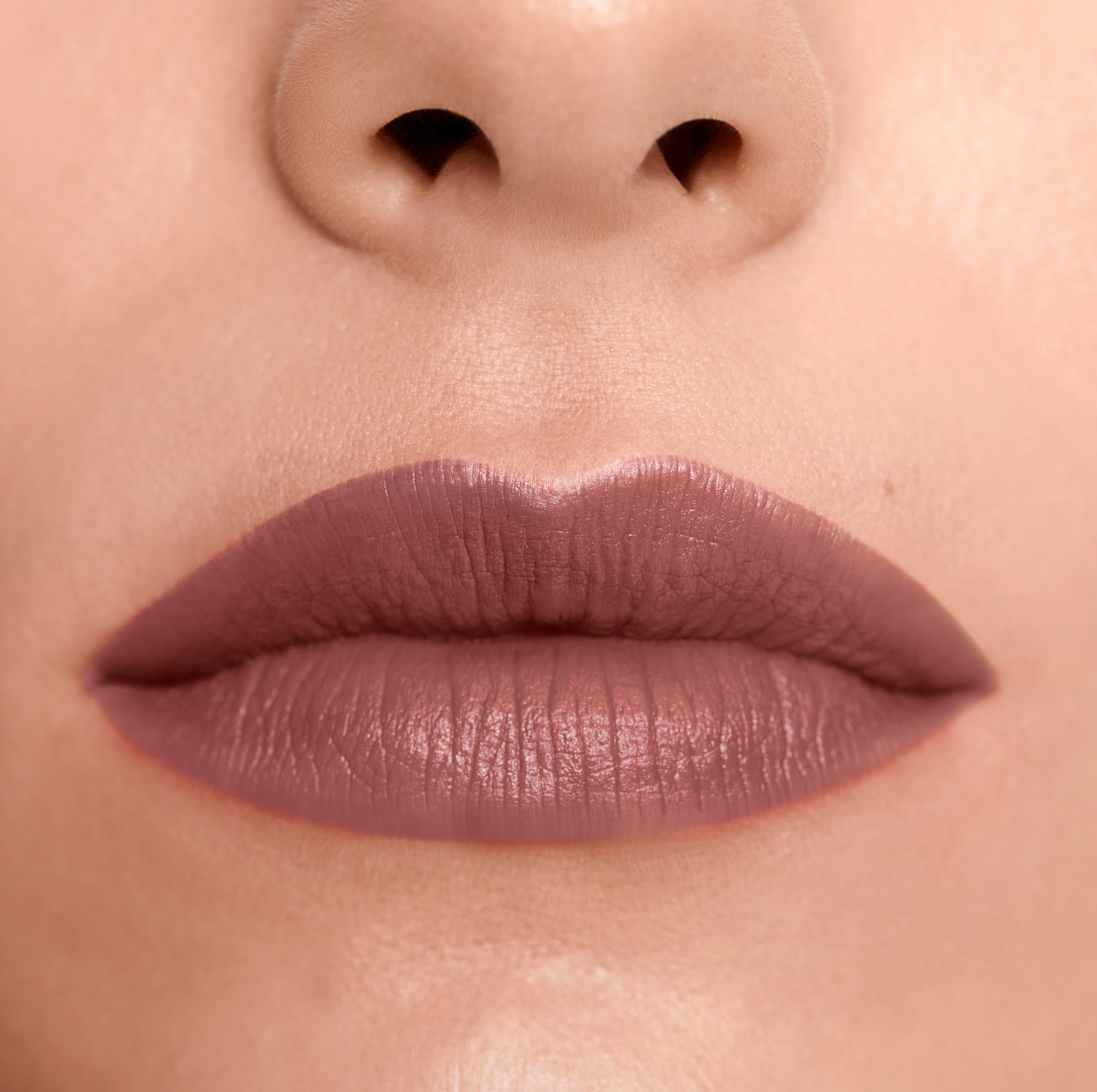Một bức ảnh cận cảnh đôi môi của một người phụ nữ