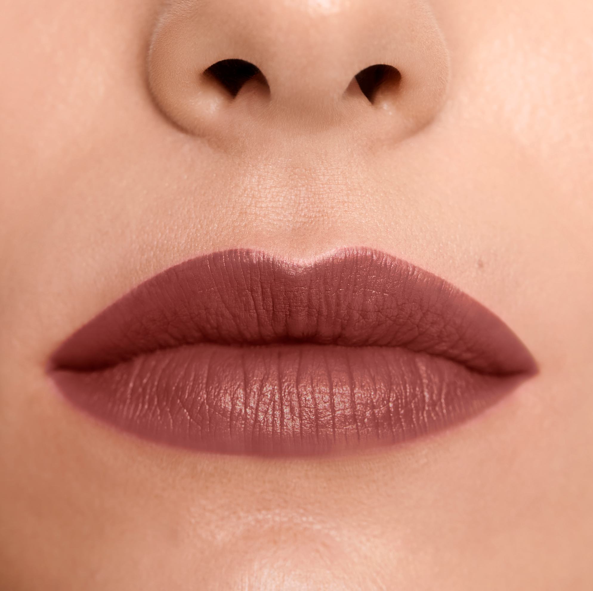 Cận cảnh môi và mũi của một phụ nữ