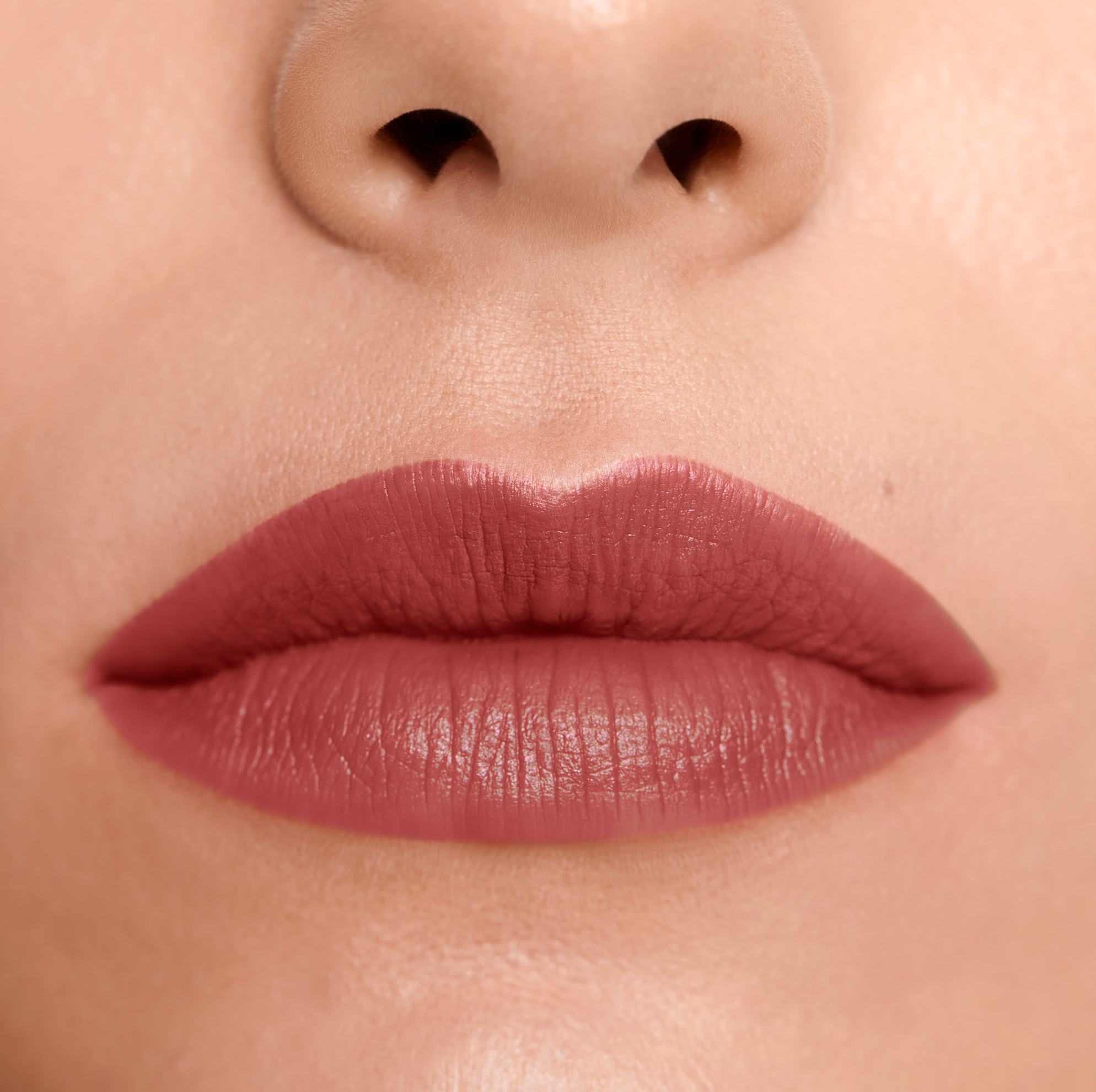 Một bức ảnh cận cảnh đôi môi của một người phụ nữ