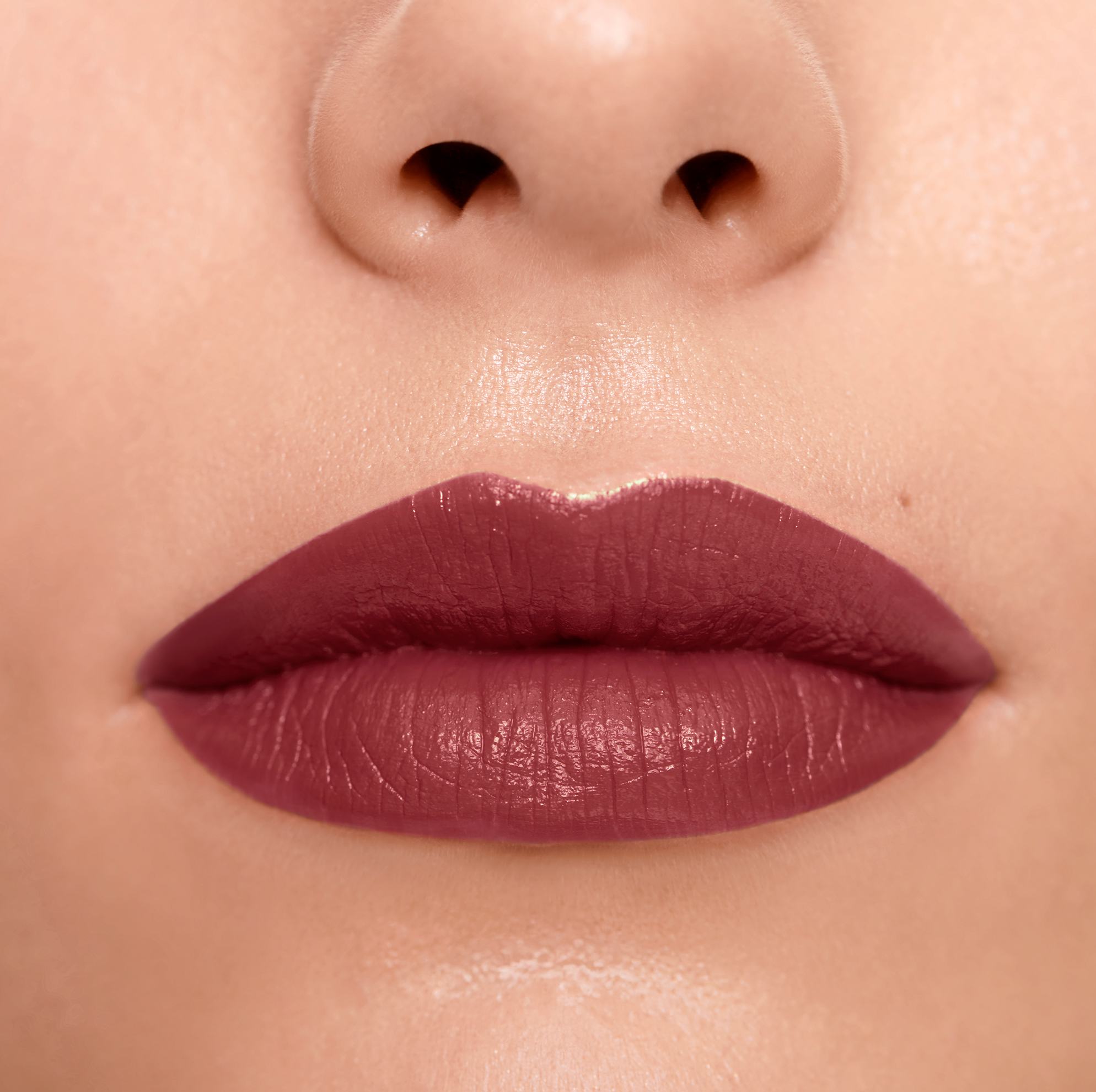 Một bức ảnh cận cảnh đôi môi của một người phụ nữ