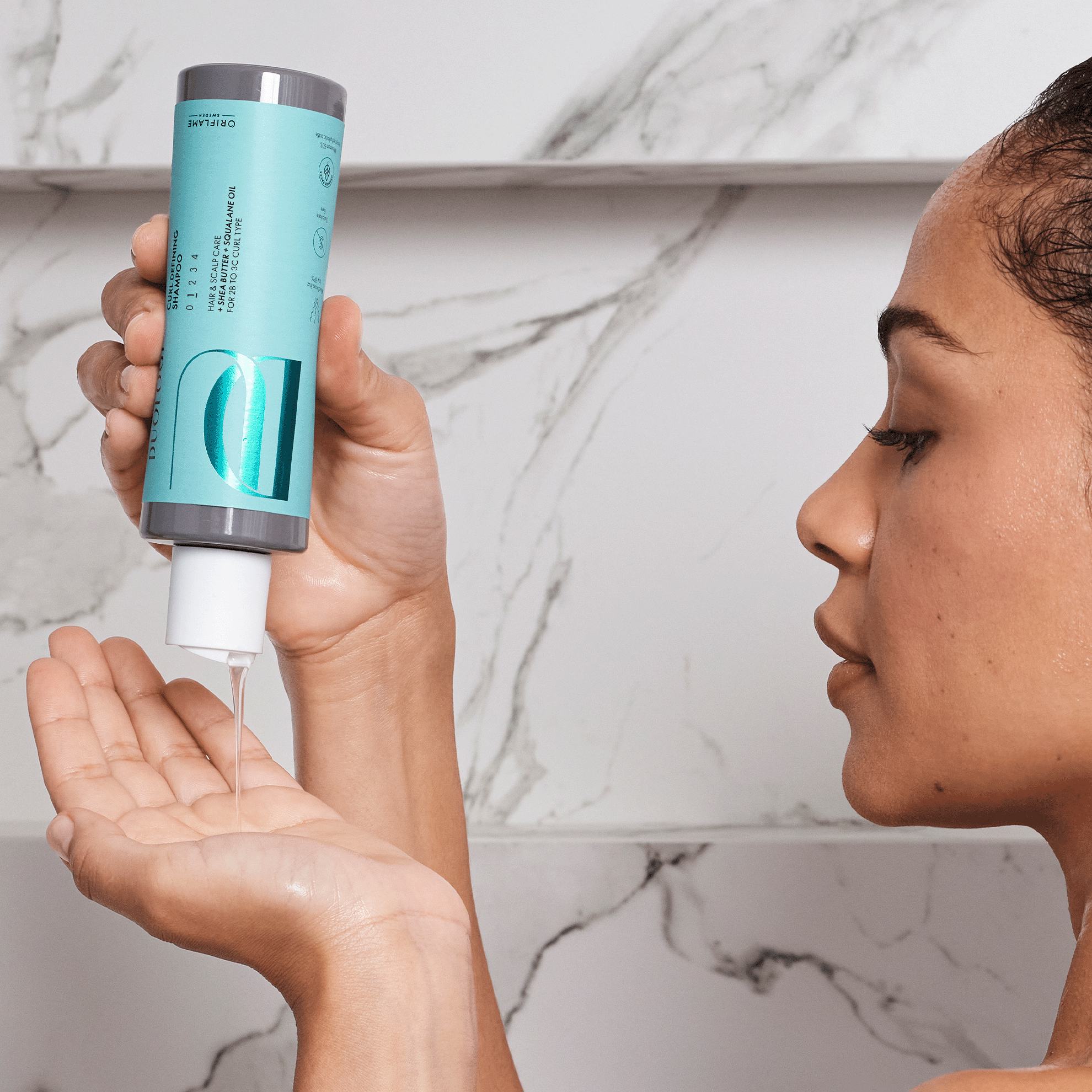 Một phụ nữ đổ chất lỏng lên tay.