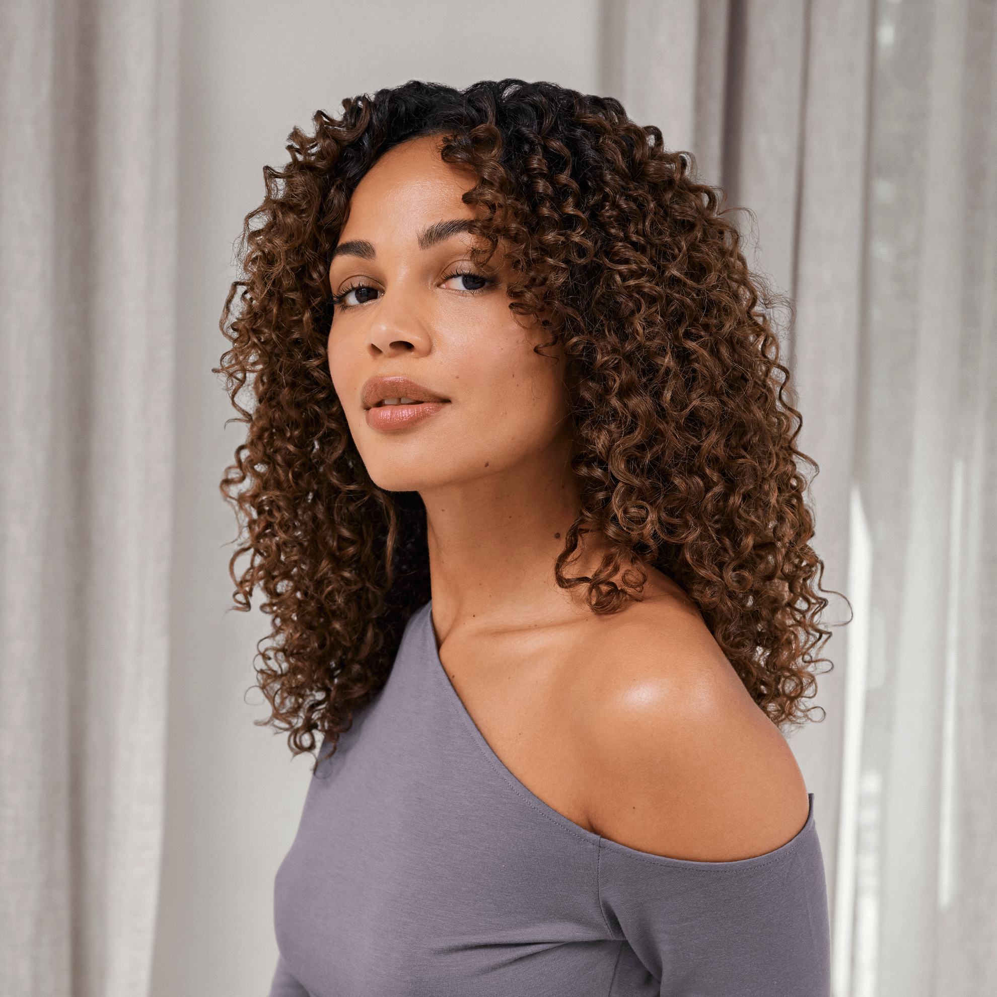 Một phụ nữ có mái tóc xoăn