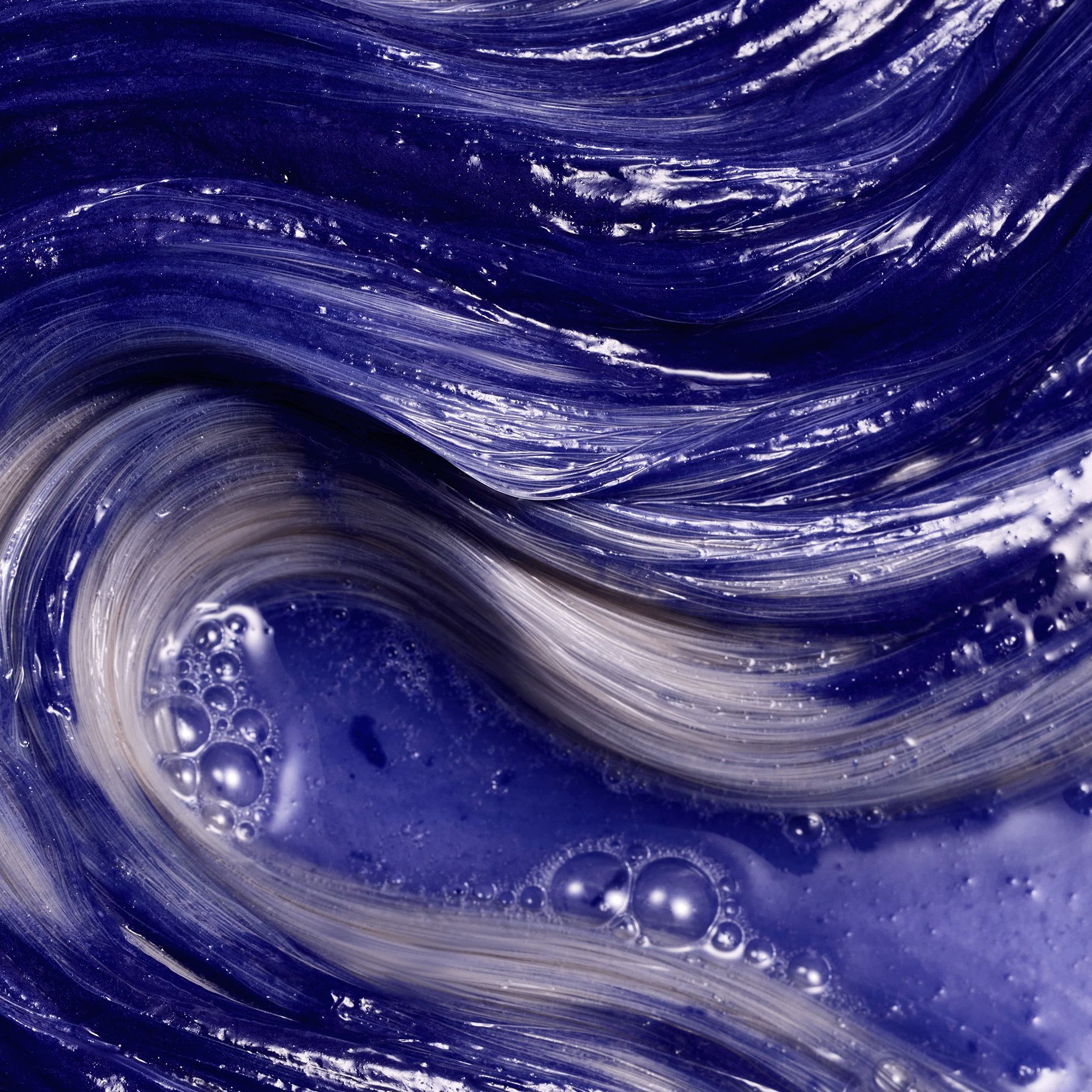 một chất lỏng màu xanh và trắng