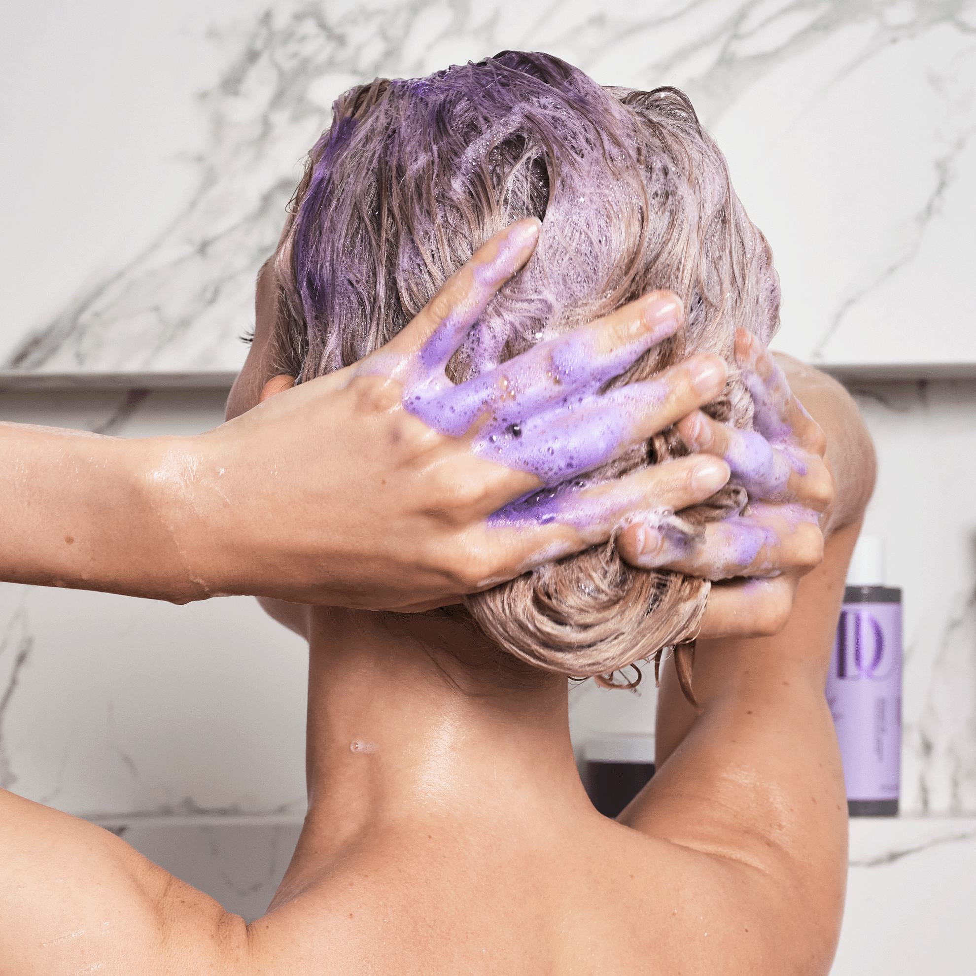 Một phụ nữ đang gội đầu