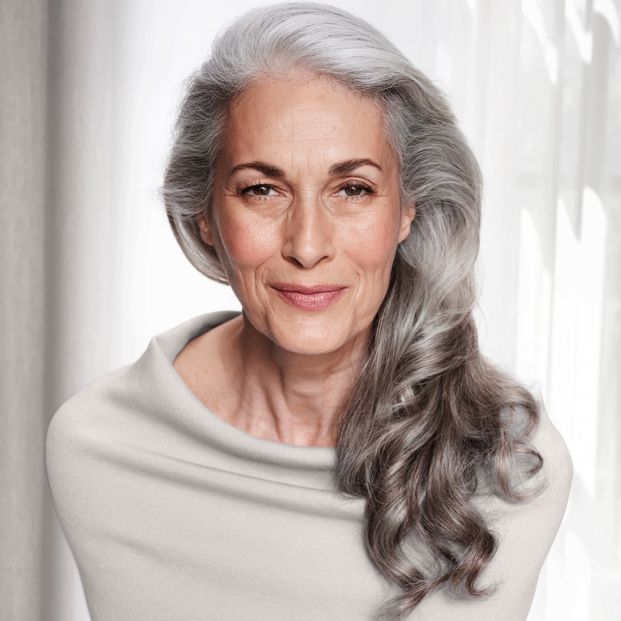 Một phụ nữ có mái tóc dài màu xám