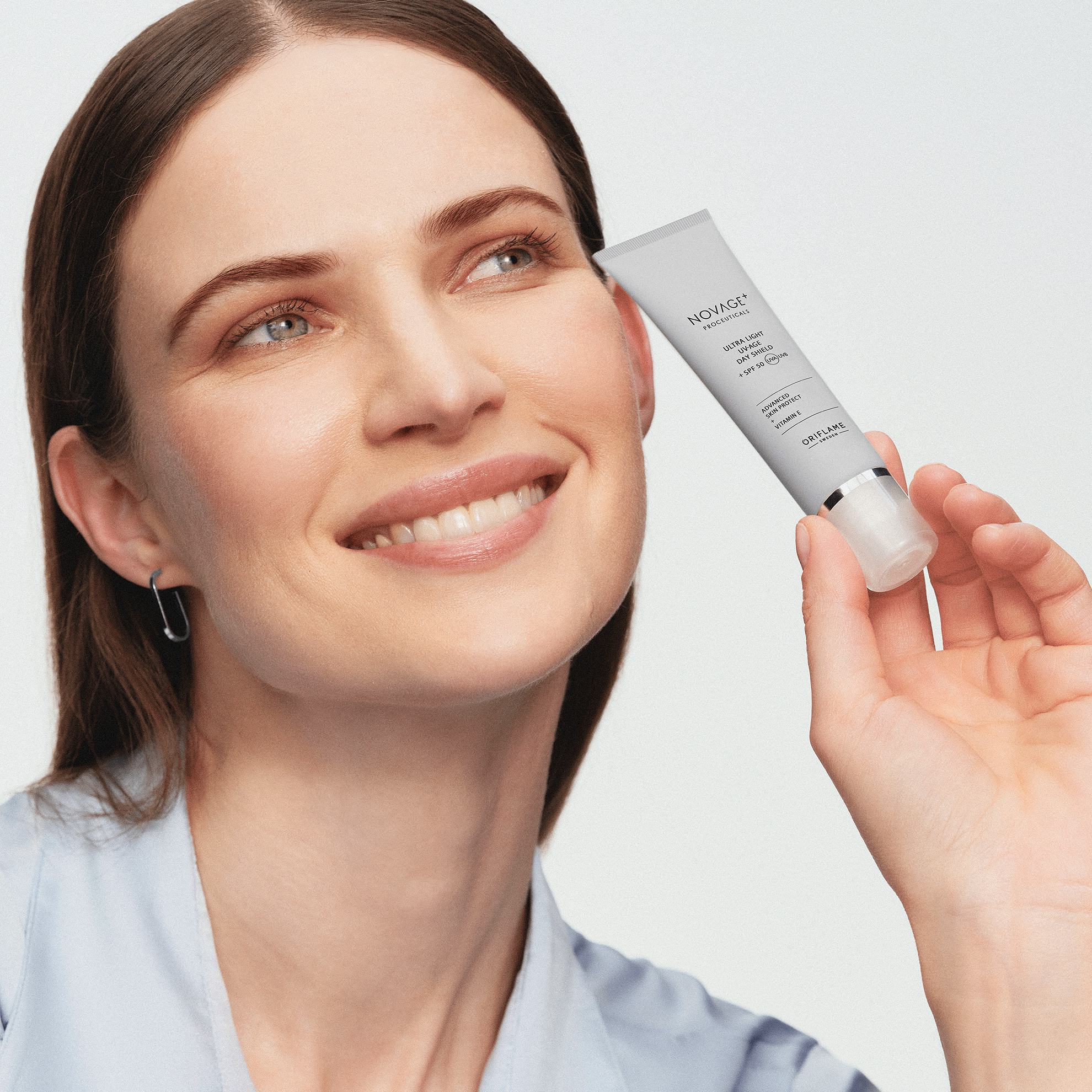 Một phụ nữ cầm tuýp kem