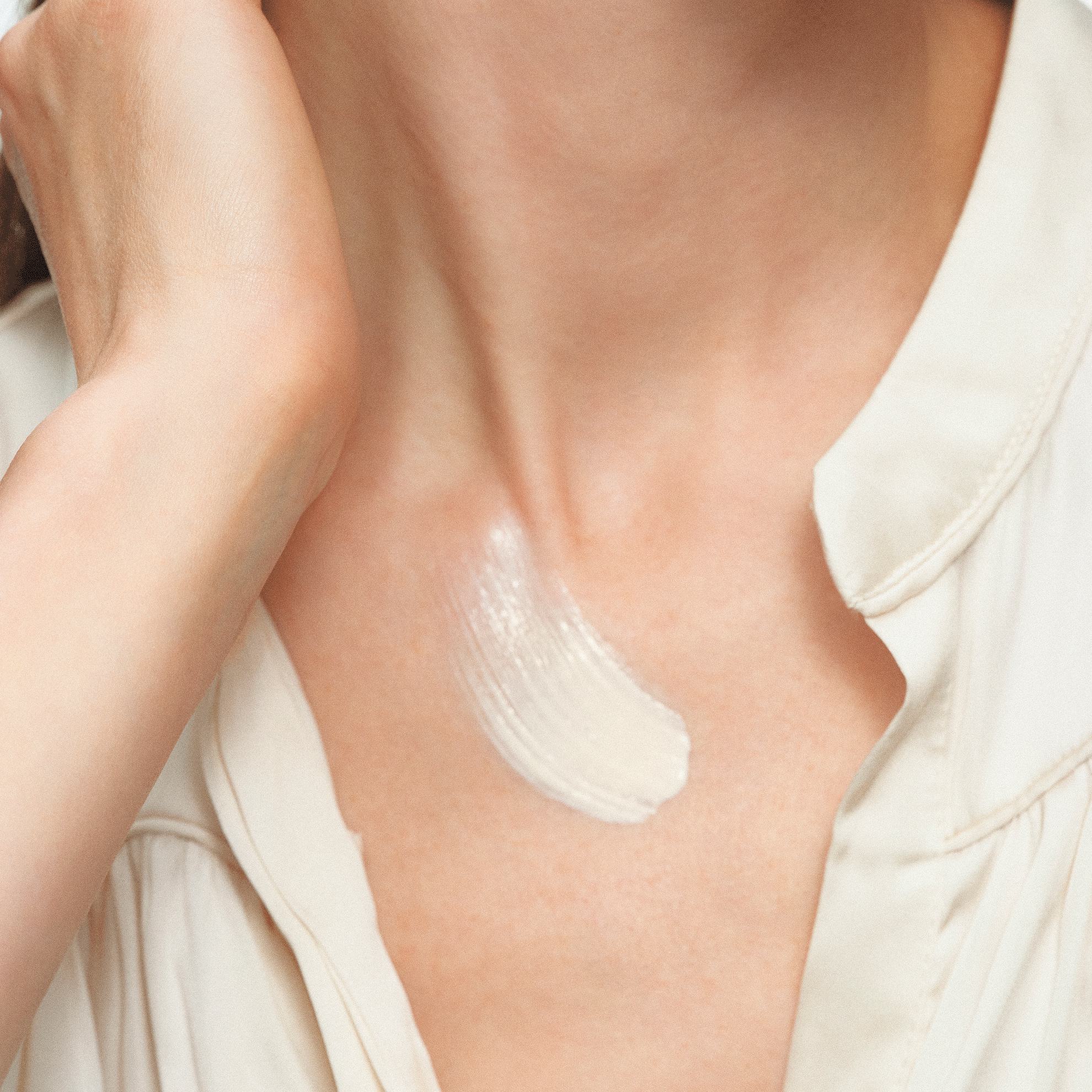 Một người đang thoa kem lên cổ.