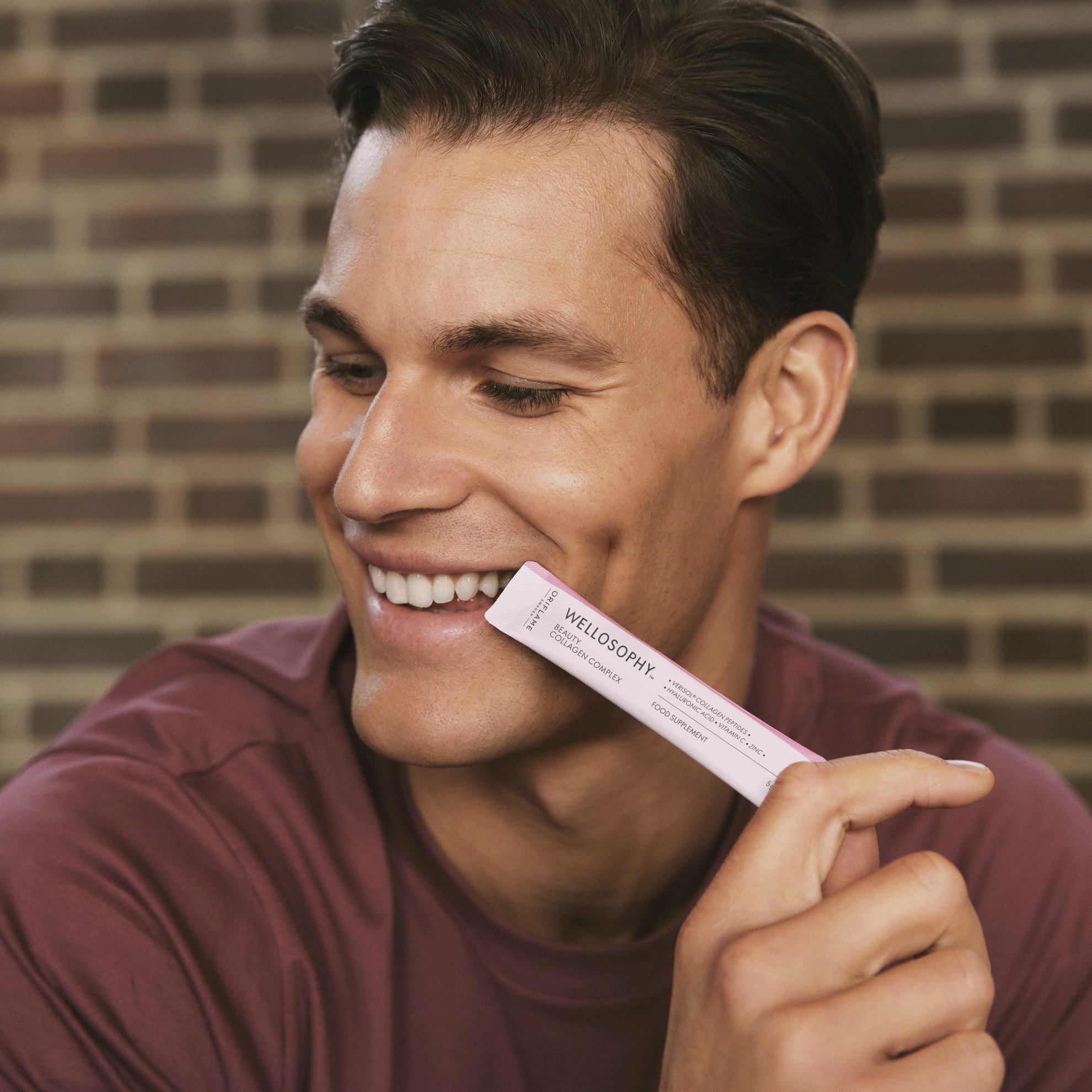 một người đàn ông đang đưa que lên miệng