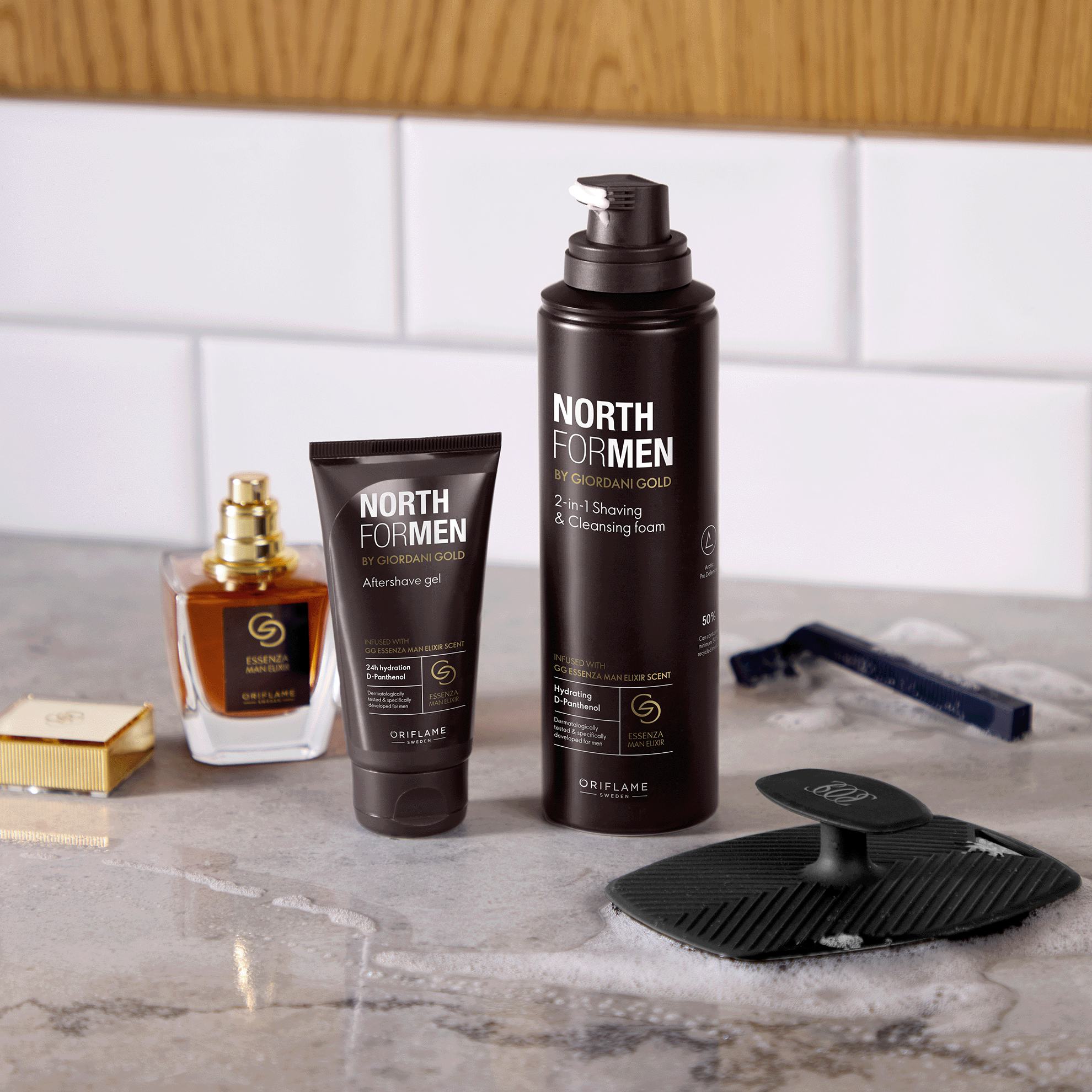 một nhóm chai nước hoa màu đen và một chiếc dao cạo