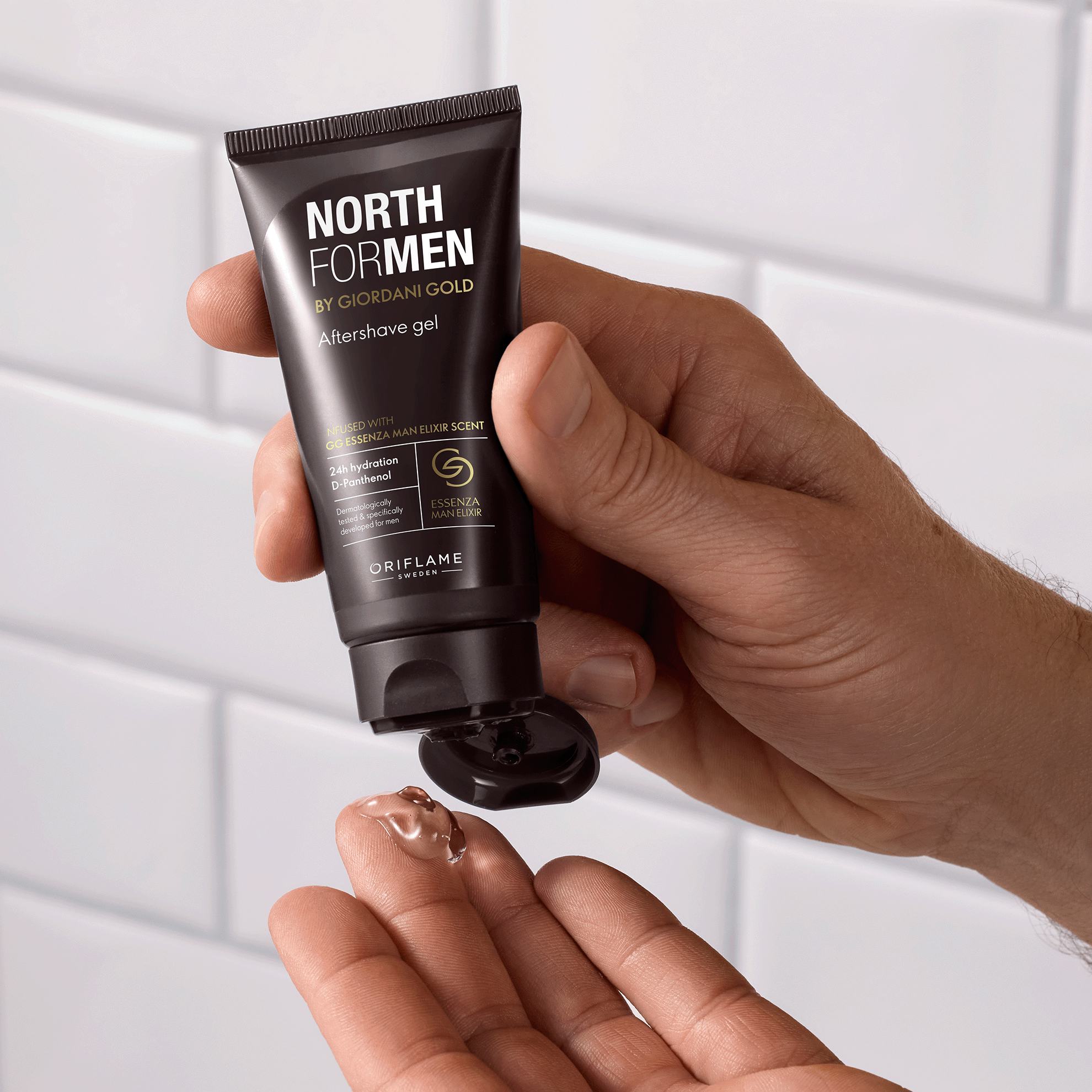 bàn tay của một người đang cầm một tuýp kem