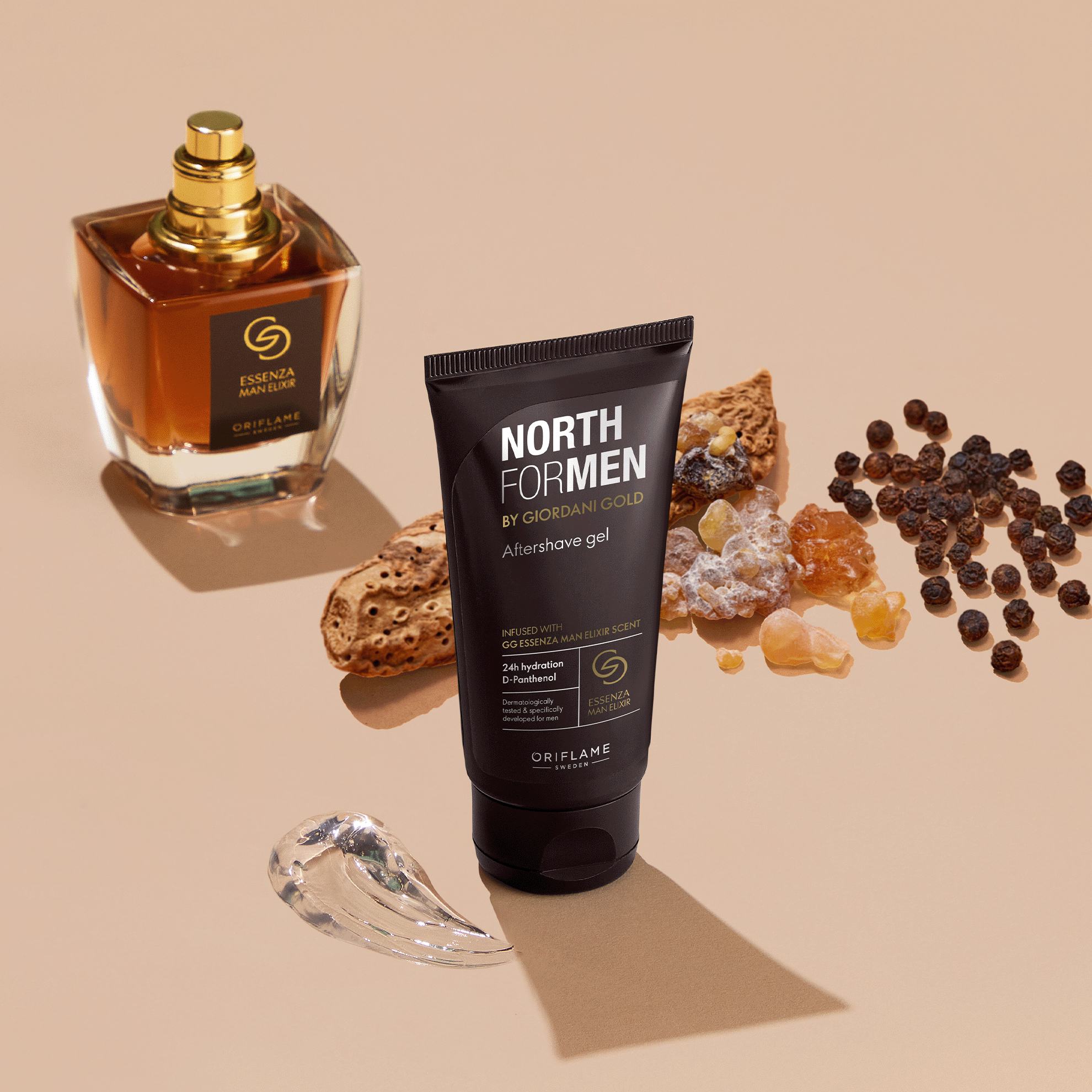 một chai nước hoa bên cạnh một chai nước hoa