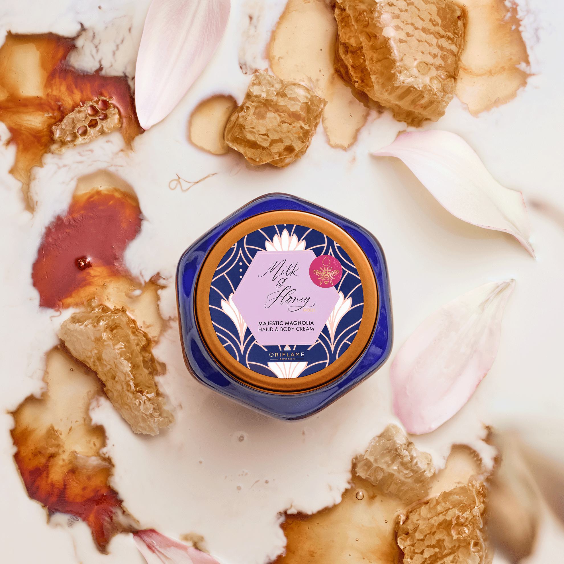 Một hũ mật ong trên bề mặt trắng với hoa nâu và trắng.