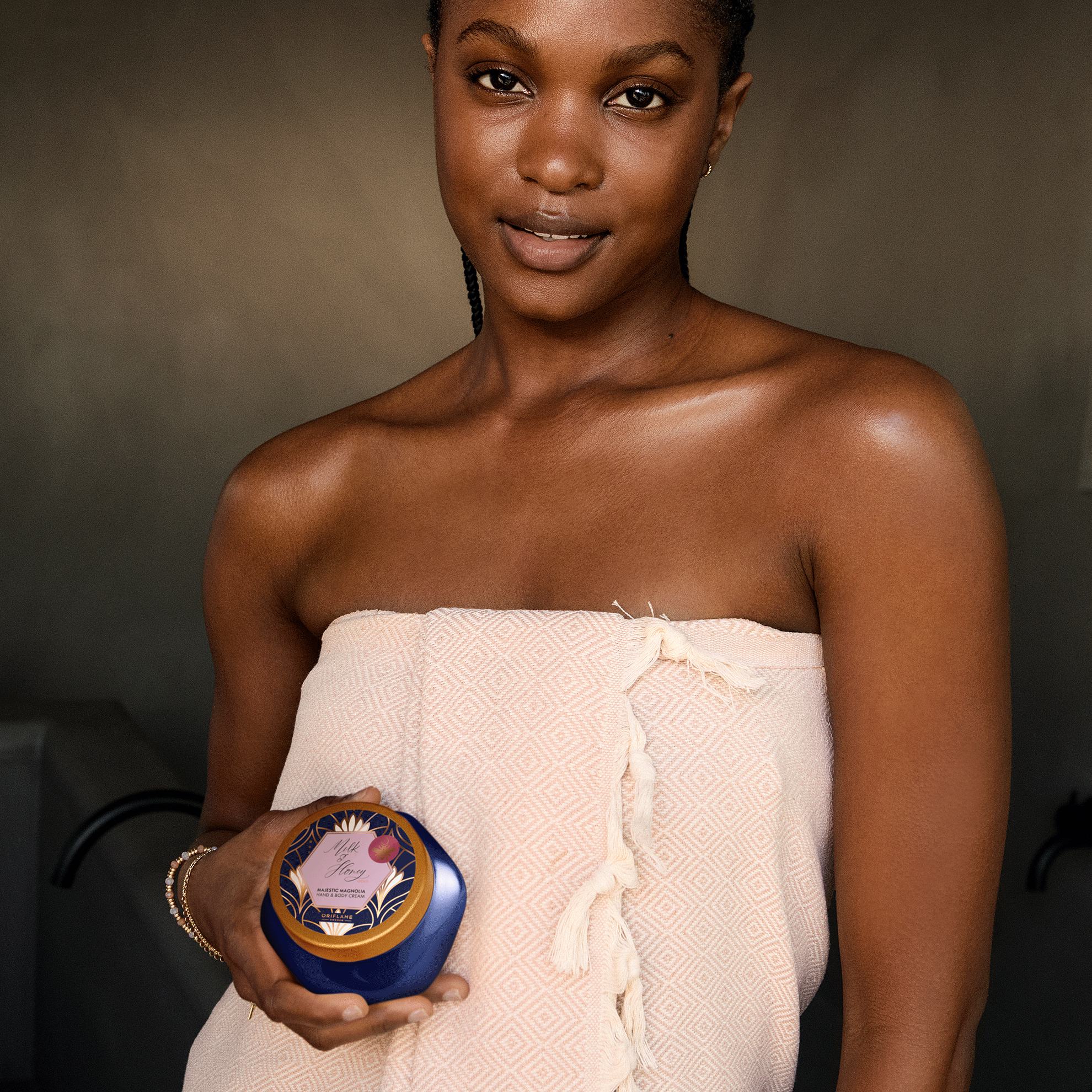 Một phụ nữ cầm lọ kem