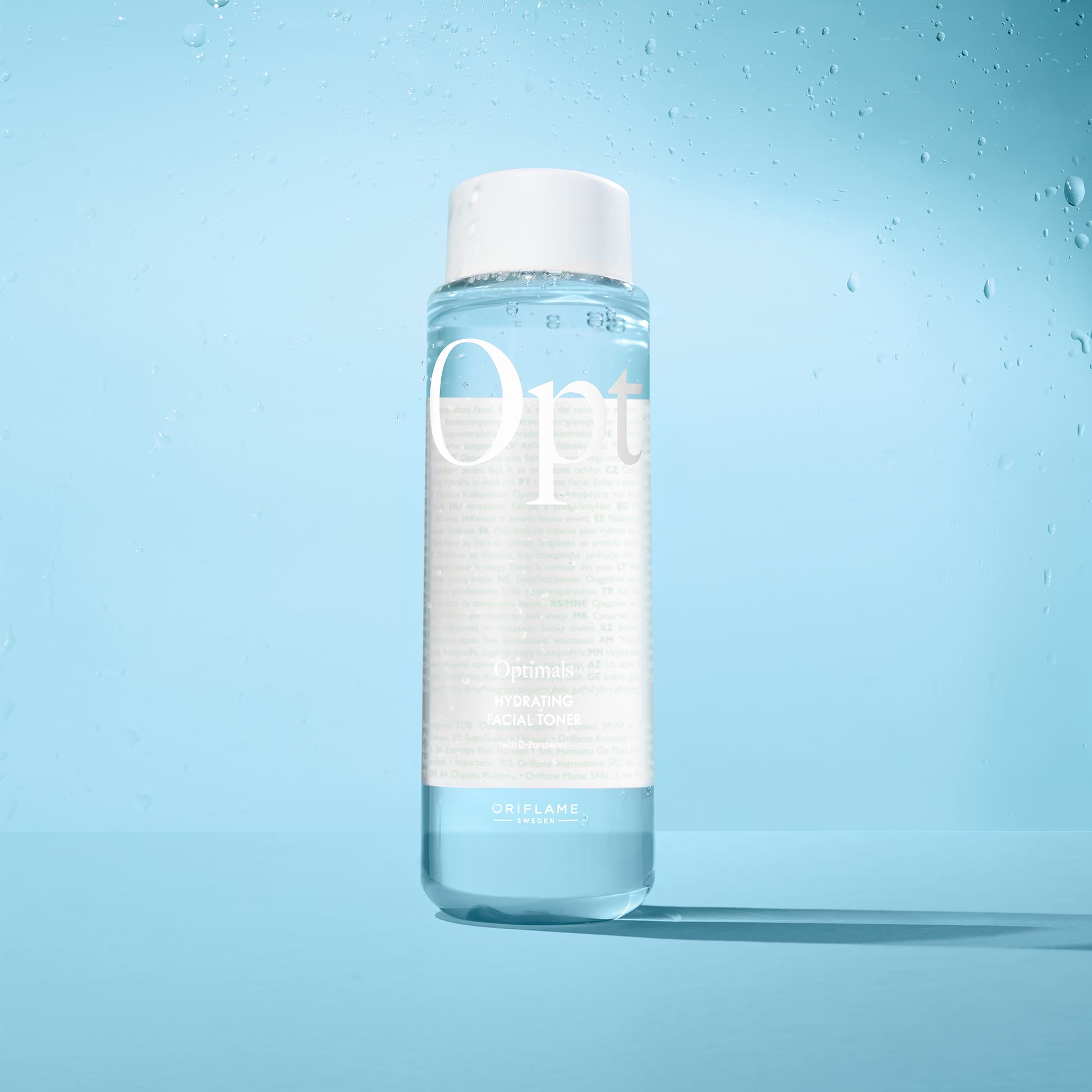 một chai chất lỏng có nắp màu trắng