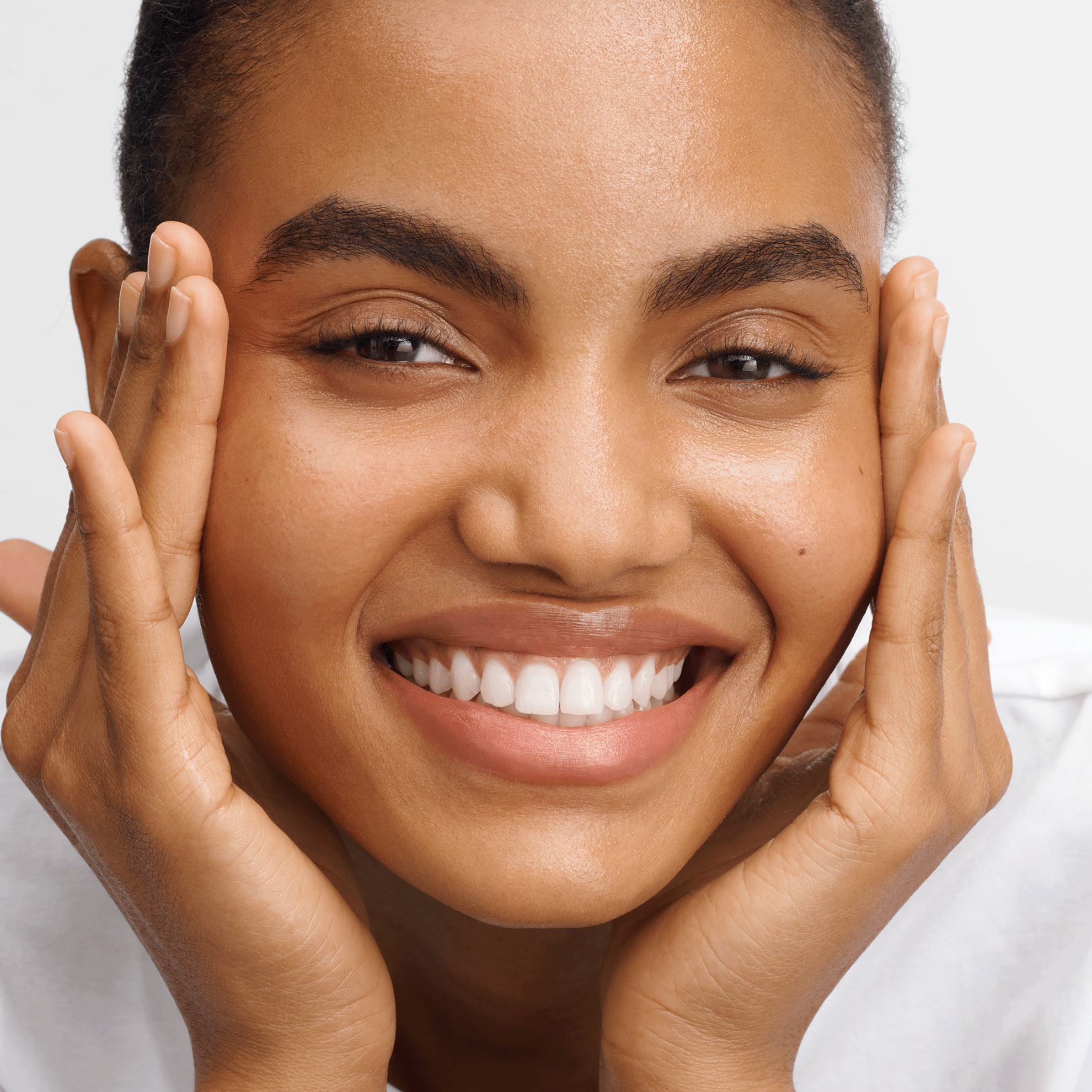 một người phụ nữ đang đặt tay lên mặt