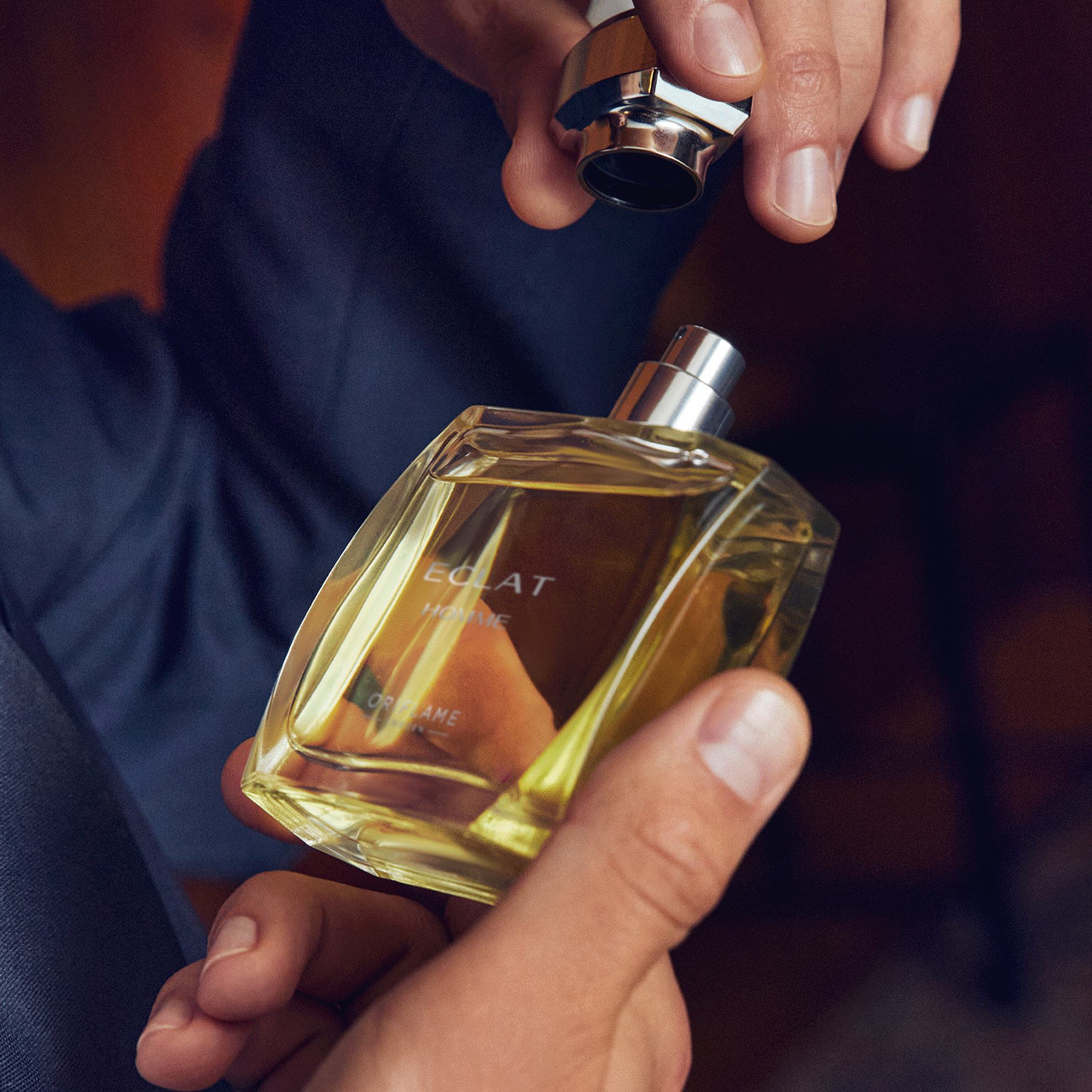 Một người đang cầm chai nước hoa