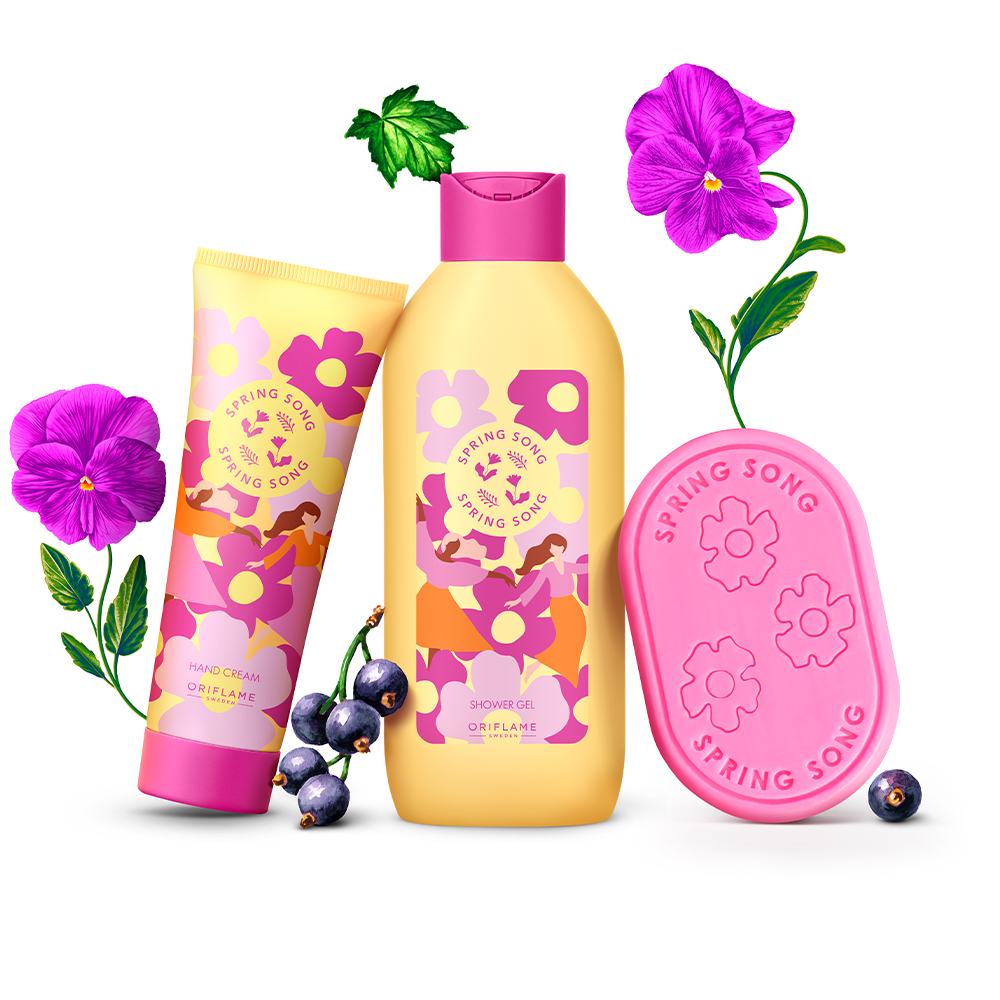 một nhóm chai lọ với hoa và xà phòng