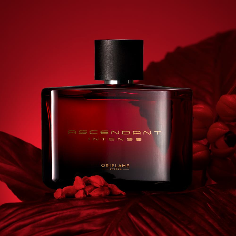 một chai nước hoa trên nền đỏ