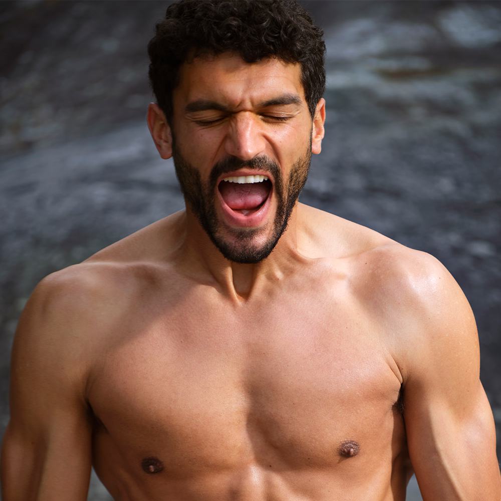 một người đàn ông đang há miệng