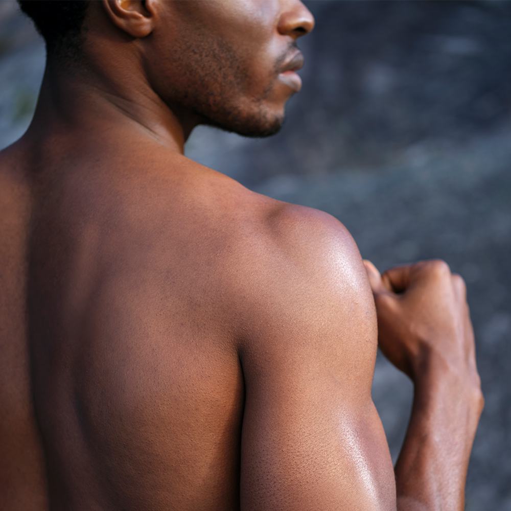 một người đàn ông đang khoe cơ bắp