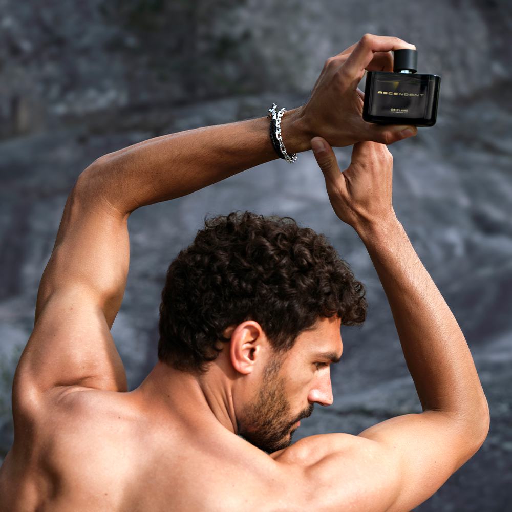 một người đàn ông cầm máy ảnh màu đen