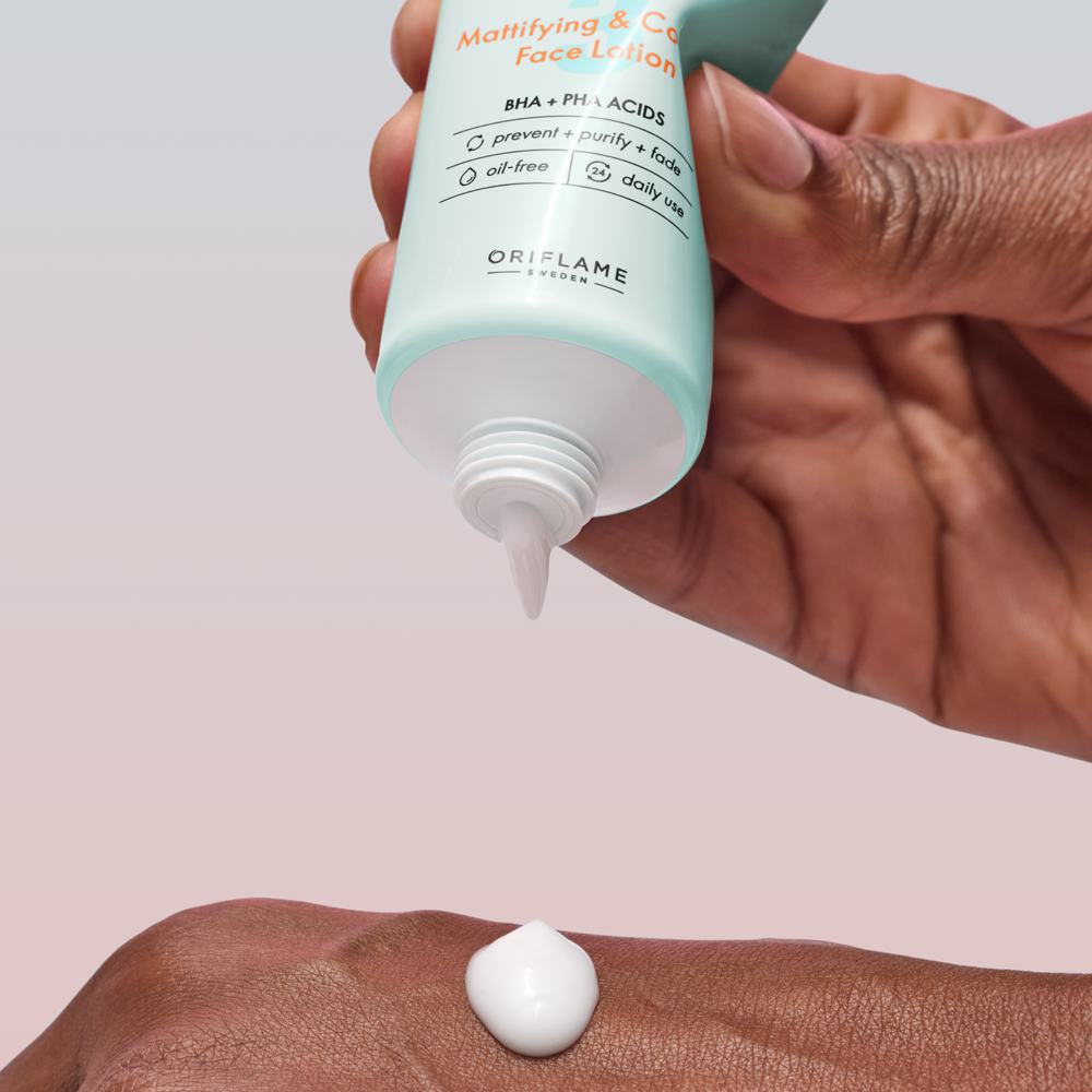 Một người đang đổ lotion lên tay