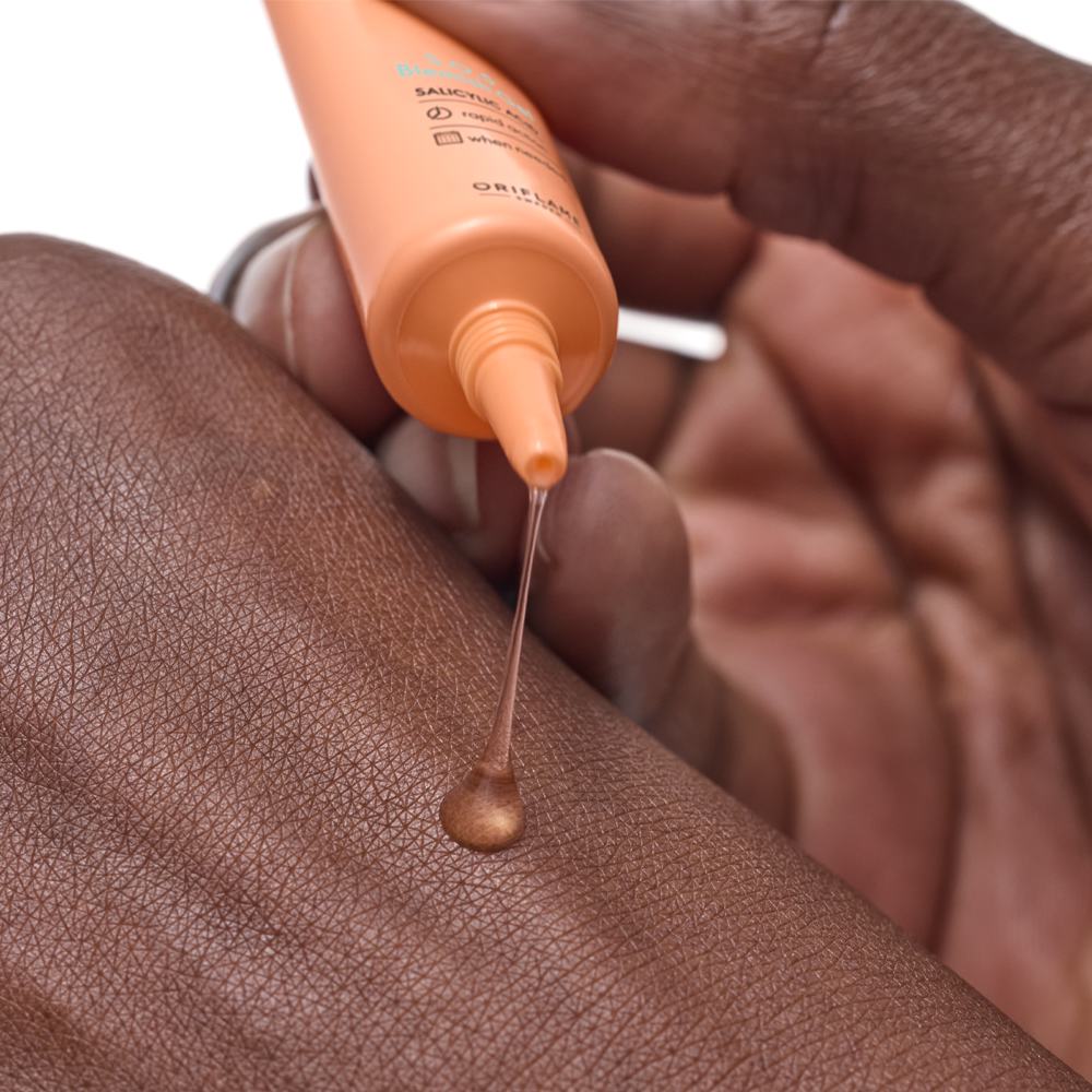 Một người đang thoa kem chống nắng lên da.