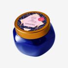 Một hũ màu xanh với nắp màu vàng