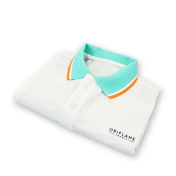 Một chiếc áo sơ mi trắng gấp nếp với cổ áo màu cam và xanh dương.