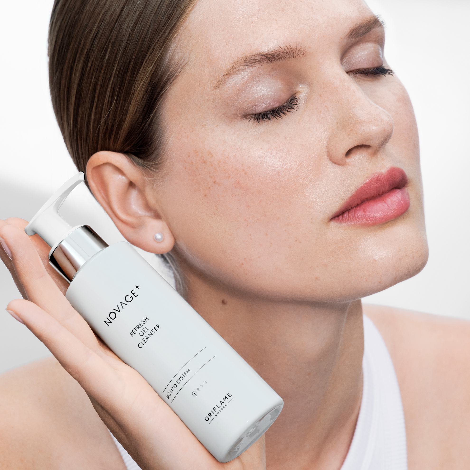 Một phụ nữ cầm chai trắng