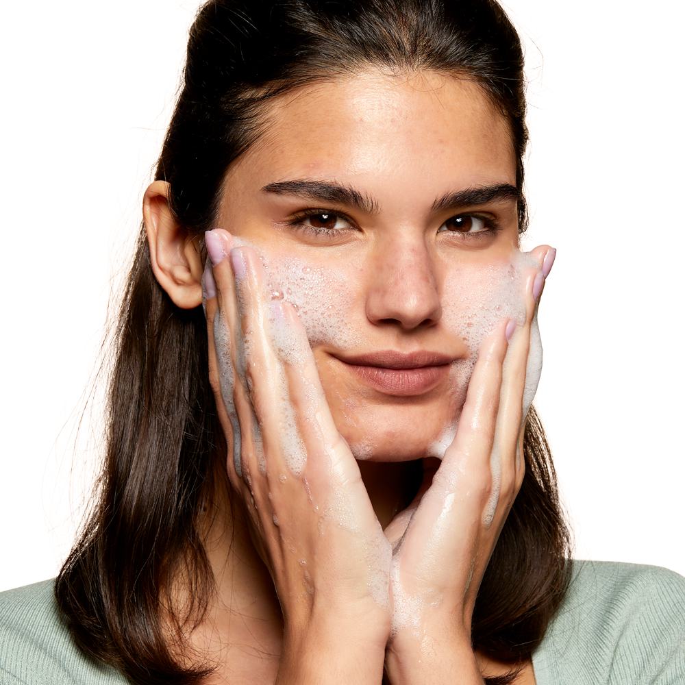 Một phụ nữ đang rửa mặt