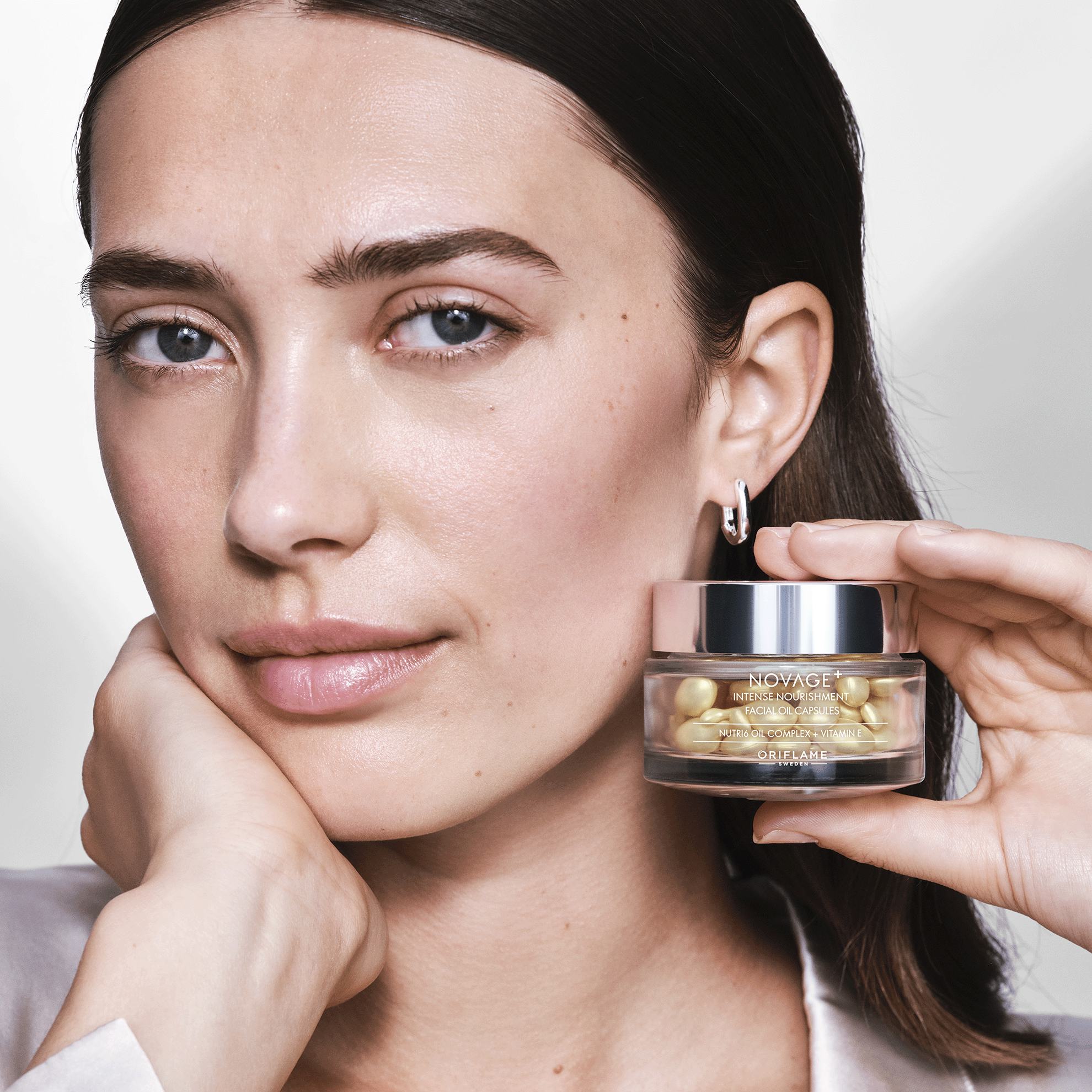 một phụ nữ đang cầm một lọ thuốc