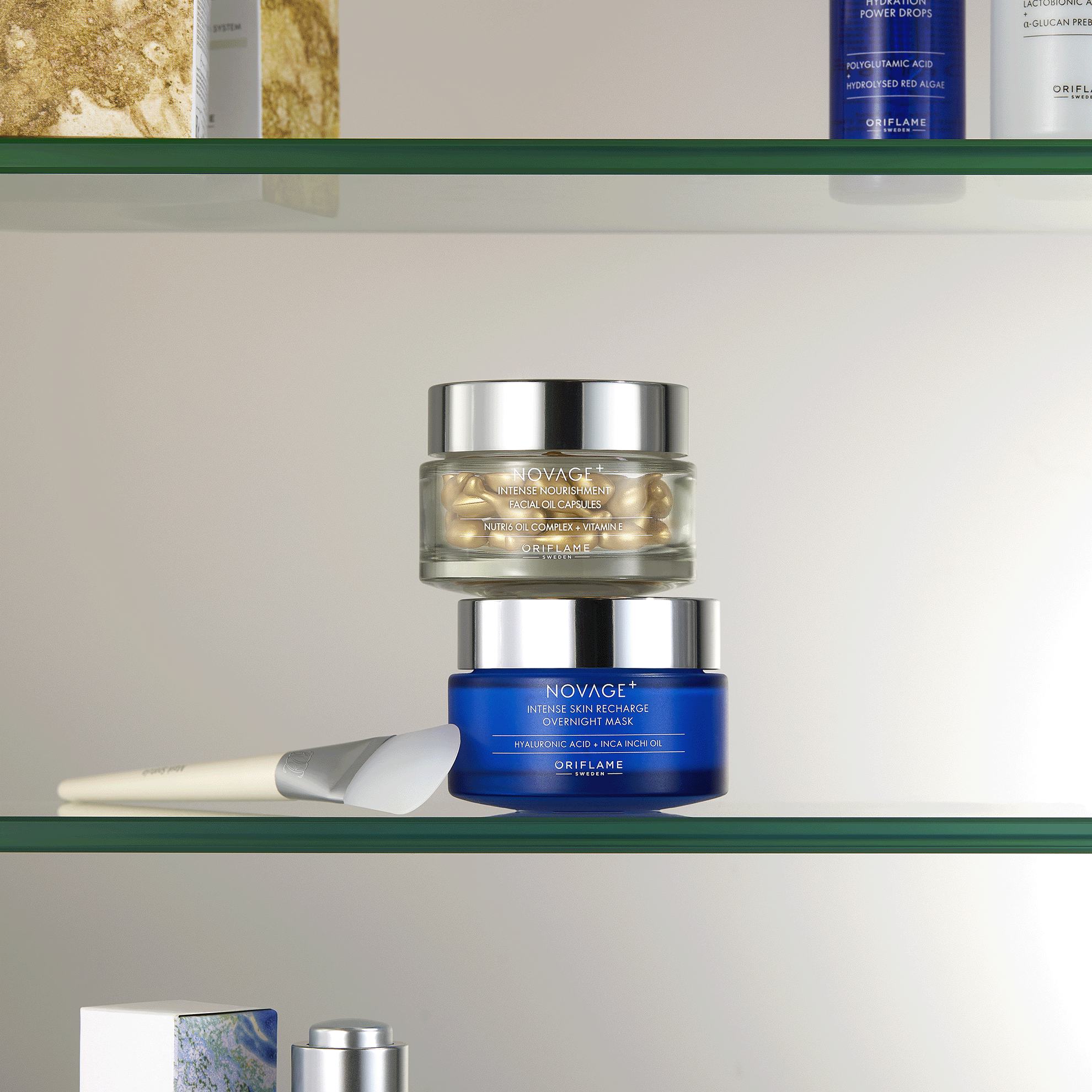 một nhóm hộp đựng trên kệ