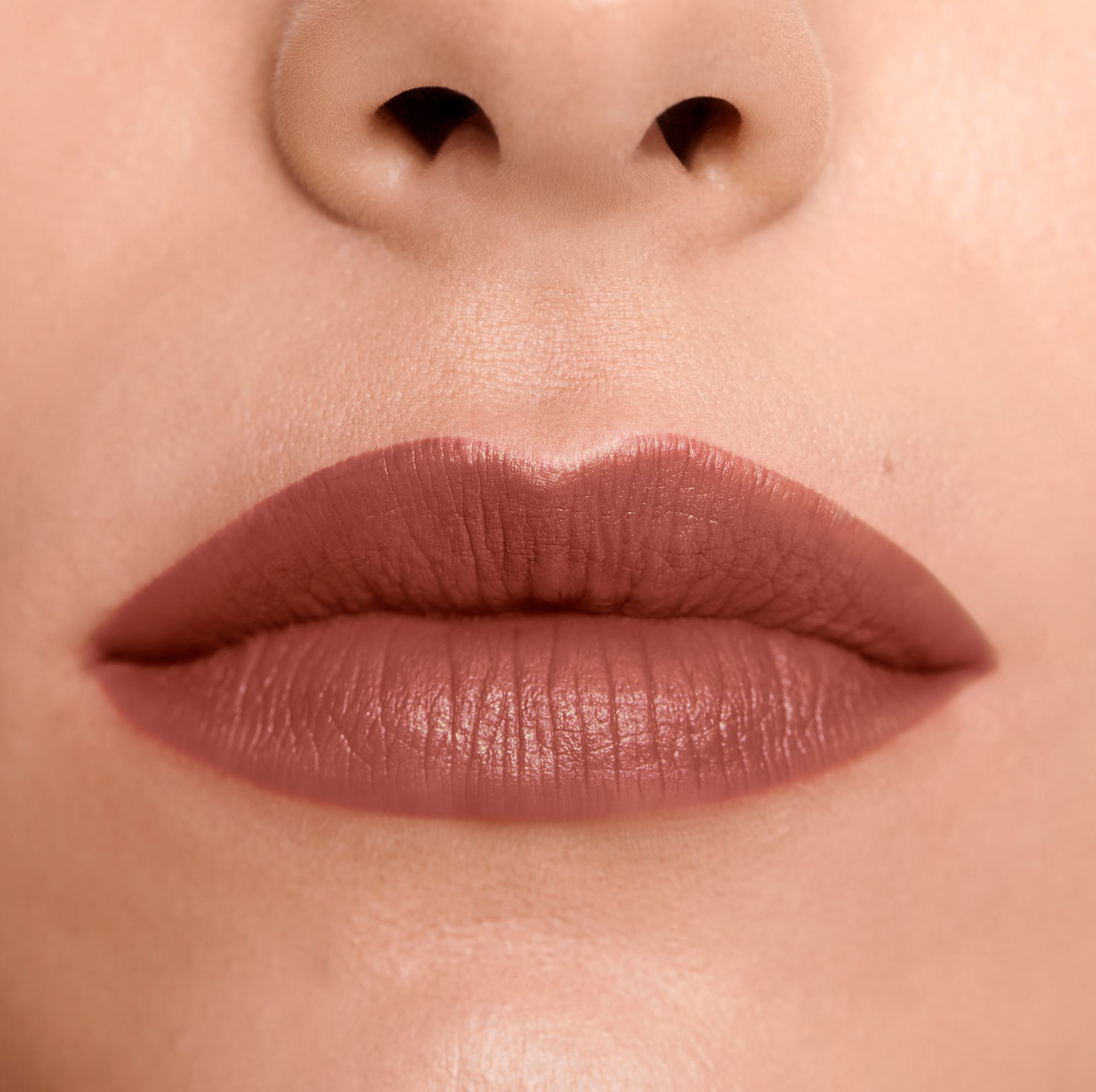 Cận cảnh môi và mũi của một phụ nữ