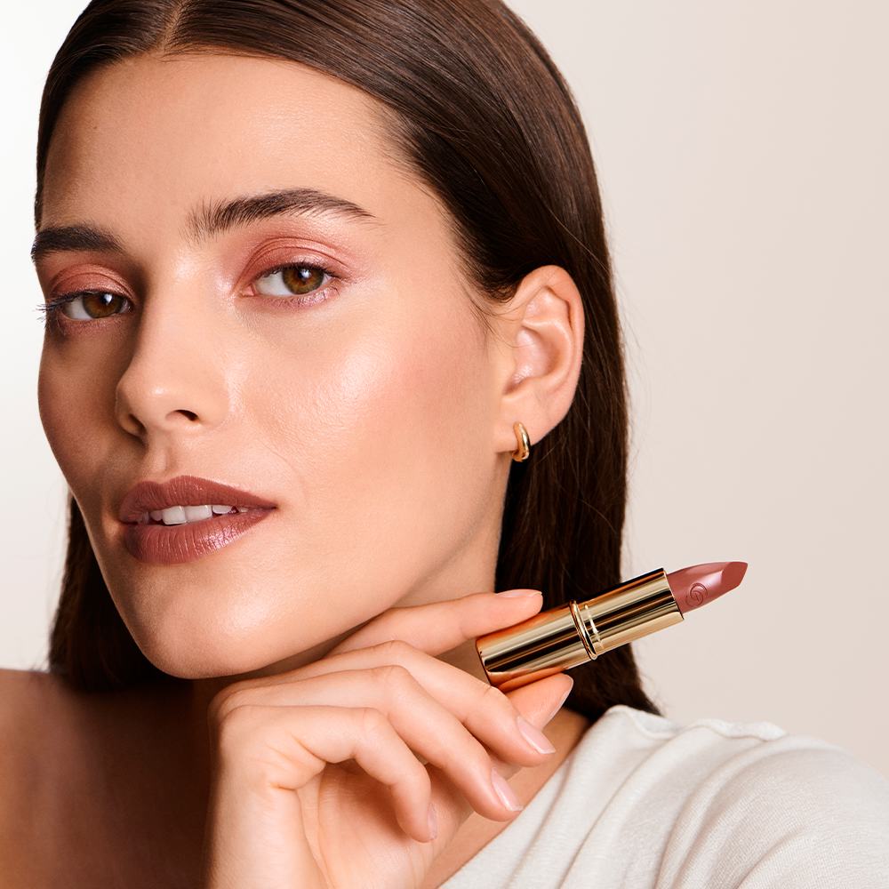 Một phụ nữ cầm thỏi son môi