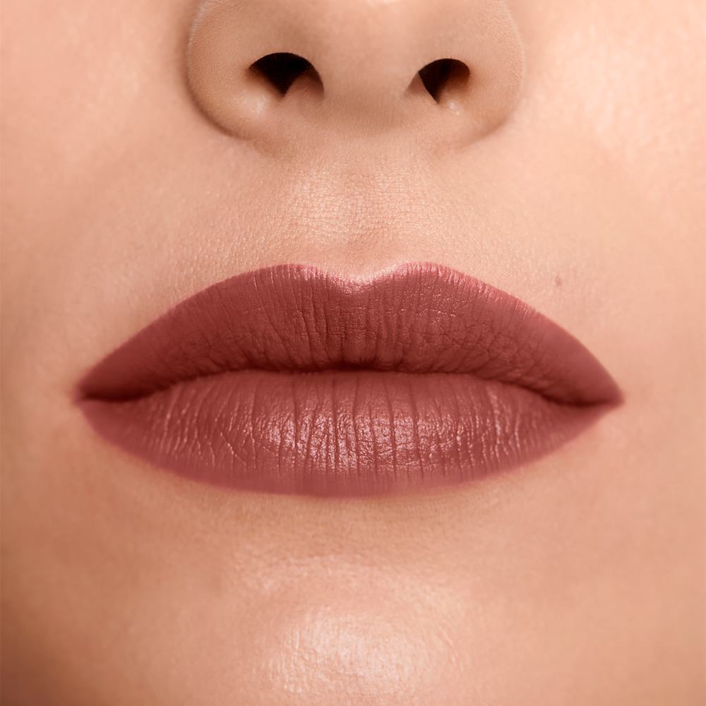 Cận cảnh môi và mũi của một phụ nữ