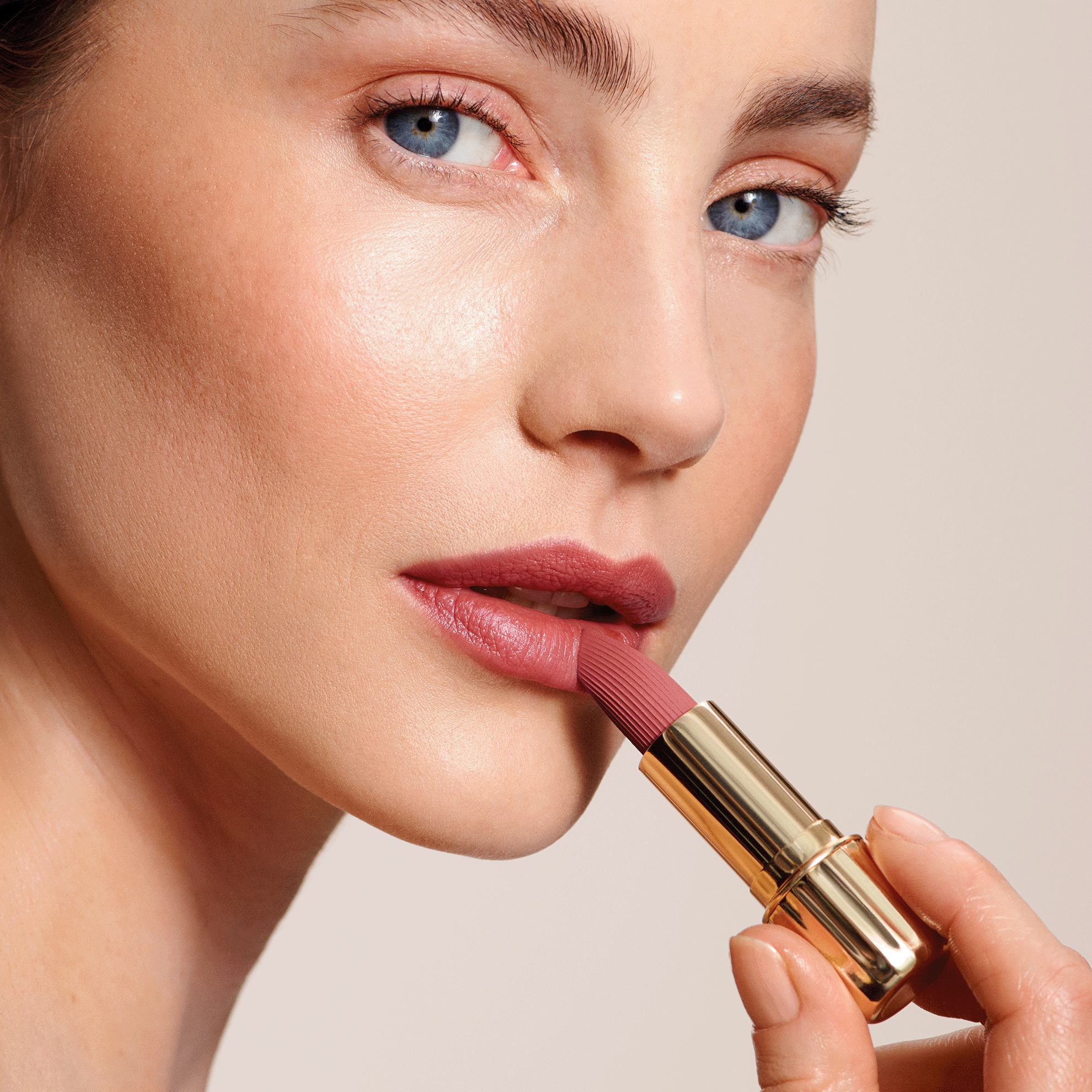 Một phụ nữ đang thoa son môi