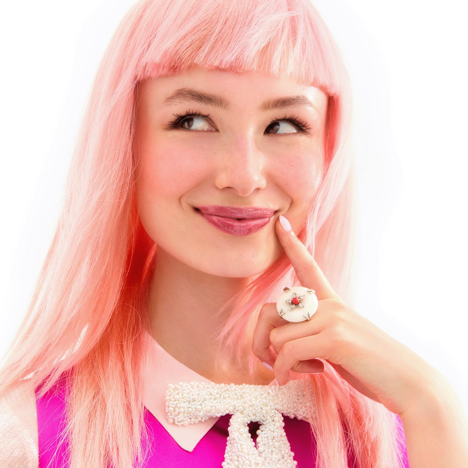 Một phụ nữ có tóc hồng và nhẫn hồng