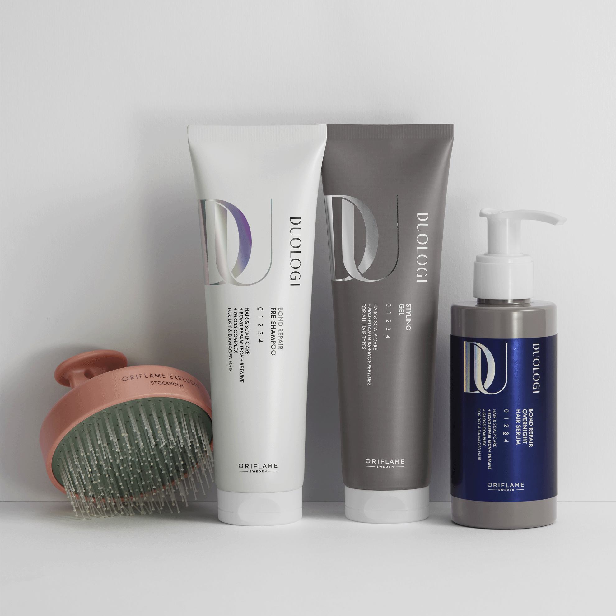 Một nhóm chai dầu gội và một chiếc lược chải tóc