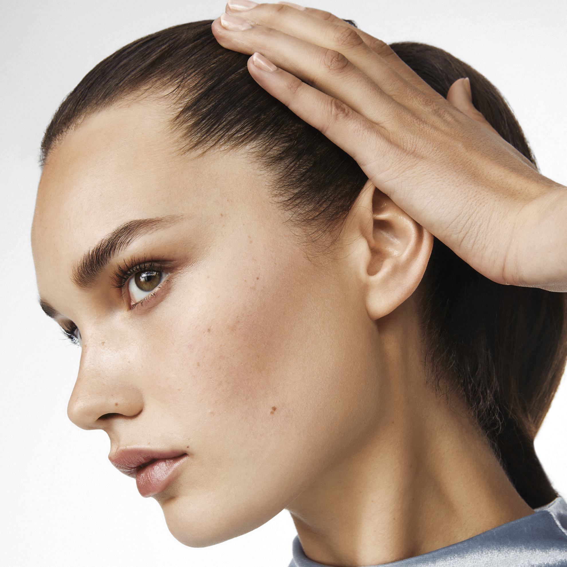 Một phụ nữ đặt tay lên đầu