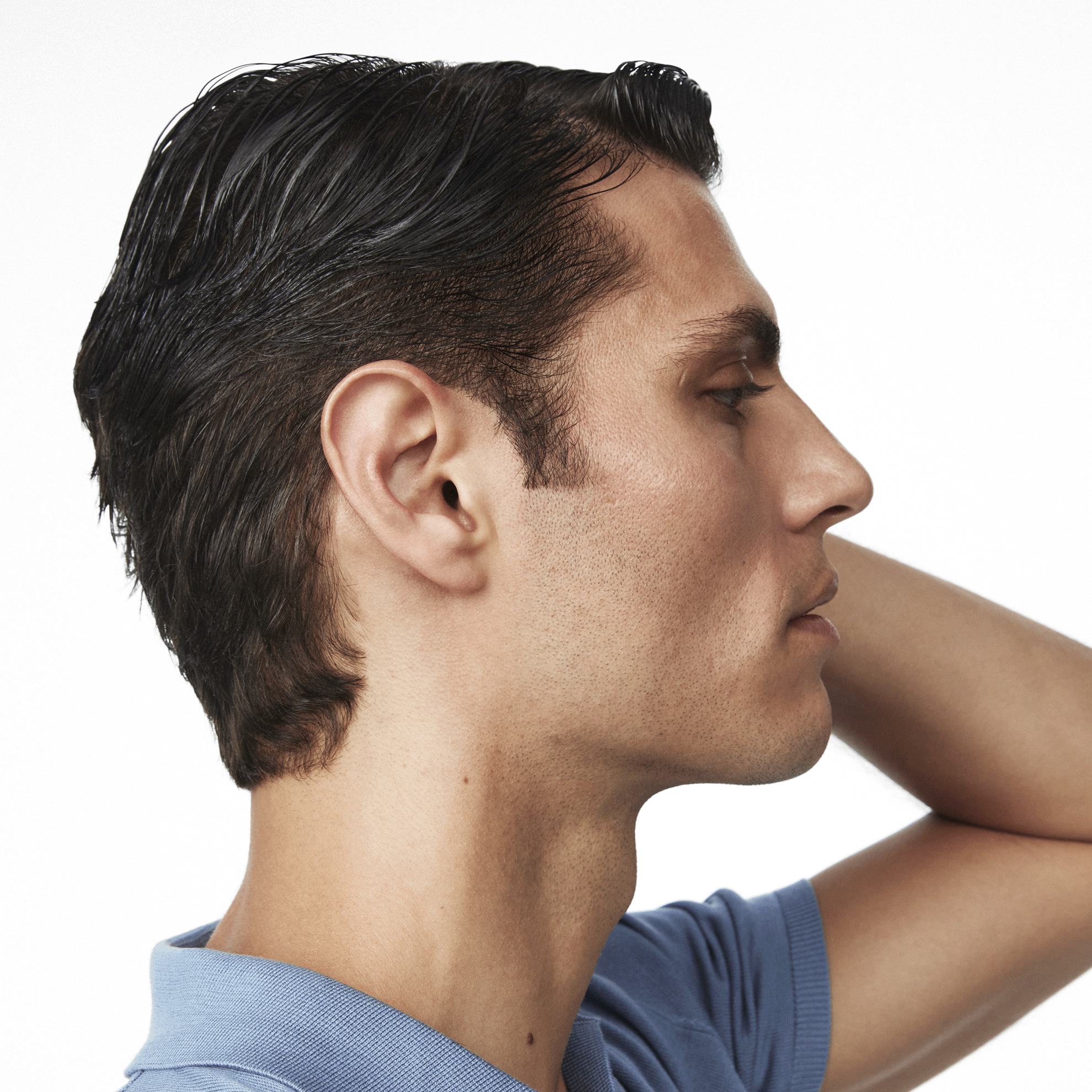 Một người đàn ông với tay đặt sau đầu